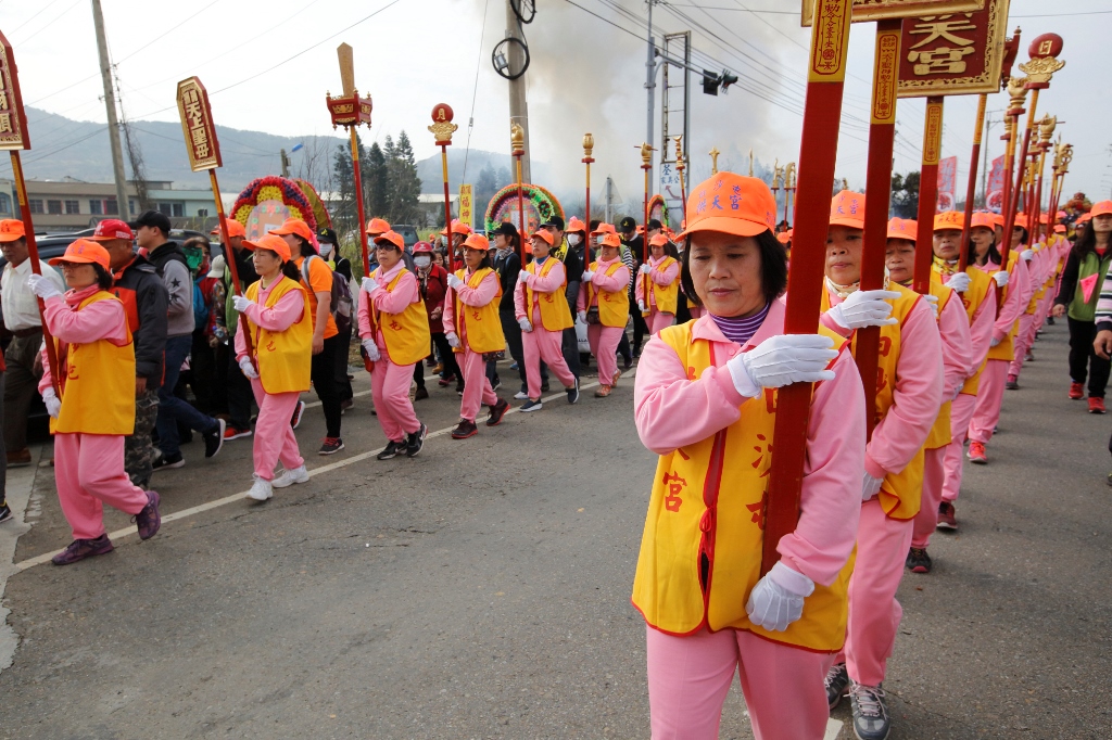 女性在白沙屯媽祖進香活動中扮演重要角色，和一般廟會給人印象不同。