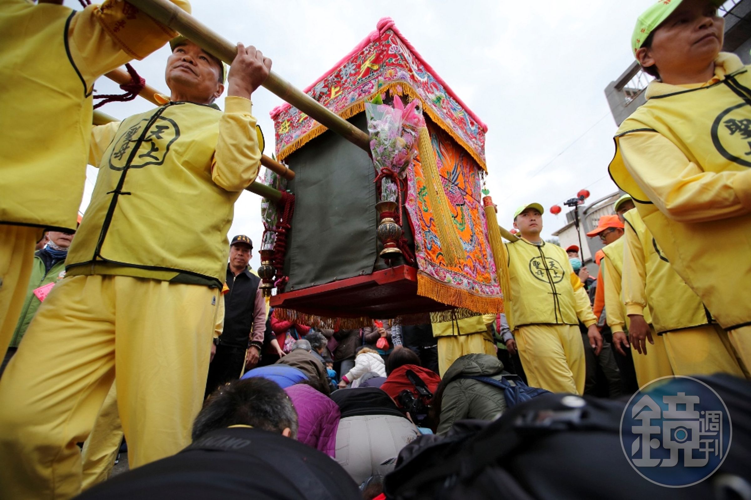 媽祖神轎經過時，信徒紛紛跪在地上希望得到庇佑。