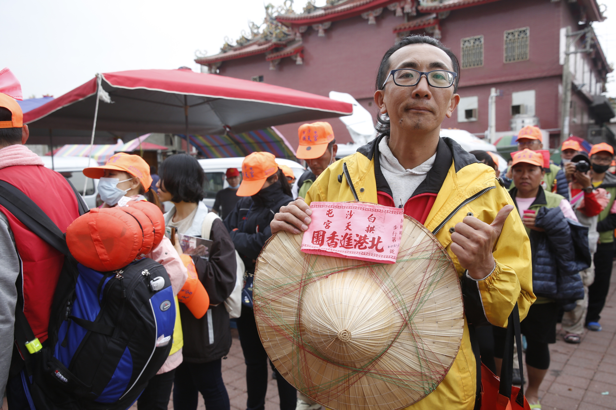 洪先生第一天就想落跑，卻因旁人給的溫暖而堅持走完。