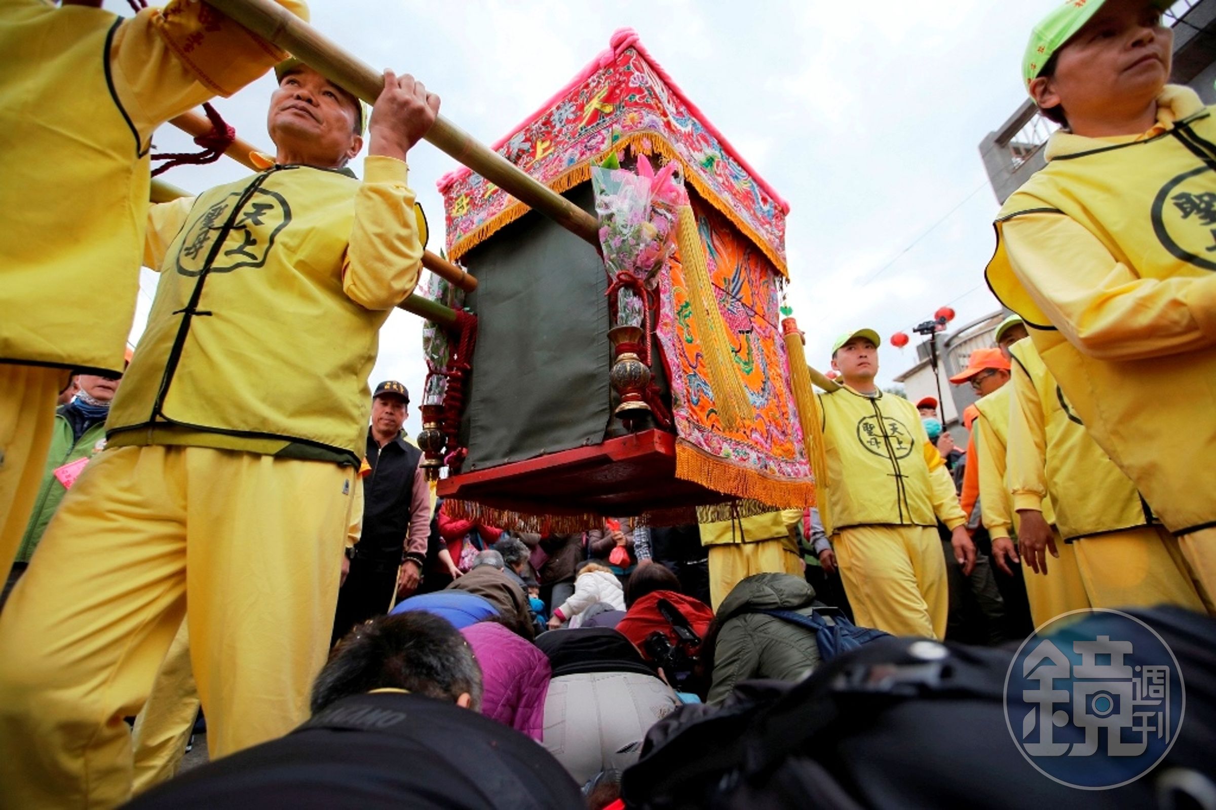 白沙屯媽祖今日回到白沙屯拱天宮，估計沿途聚集信徒超過10萬人。