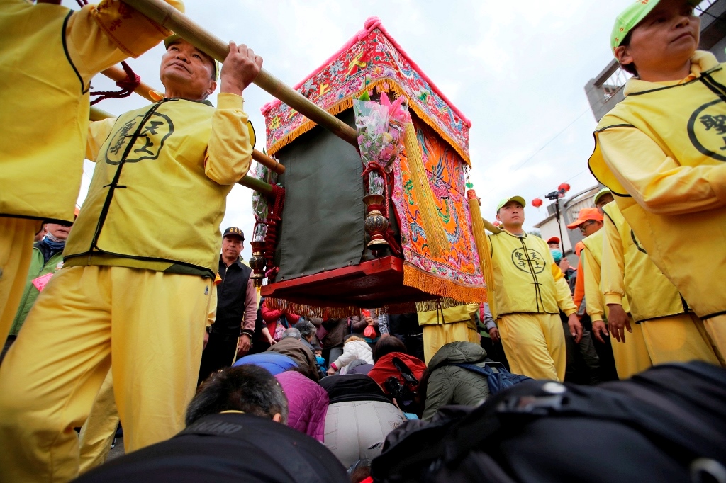 白沙屯媽祖今日回到白沙屯拱天宮，估計沿途聚集信徒超過10萬人。