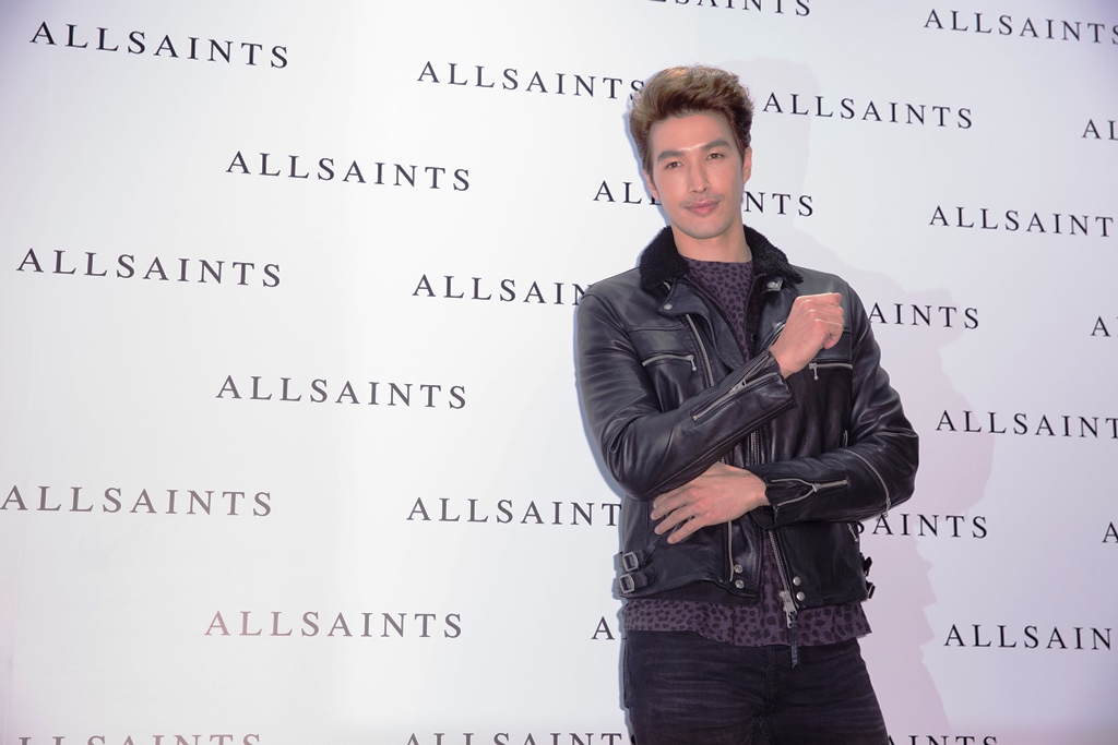 錦榮對於自己一身ALLSAINTS勁裝也覺得滿意，笑言表示覺得自己這樣很有魅力。