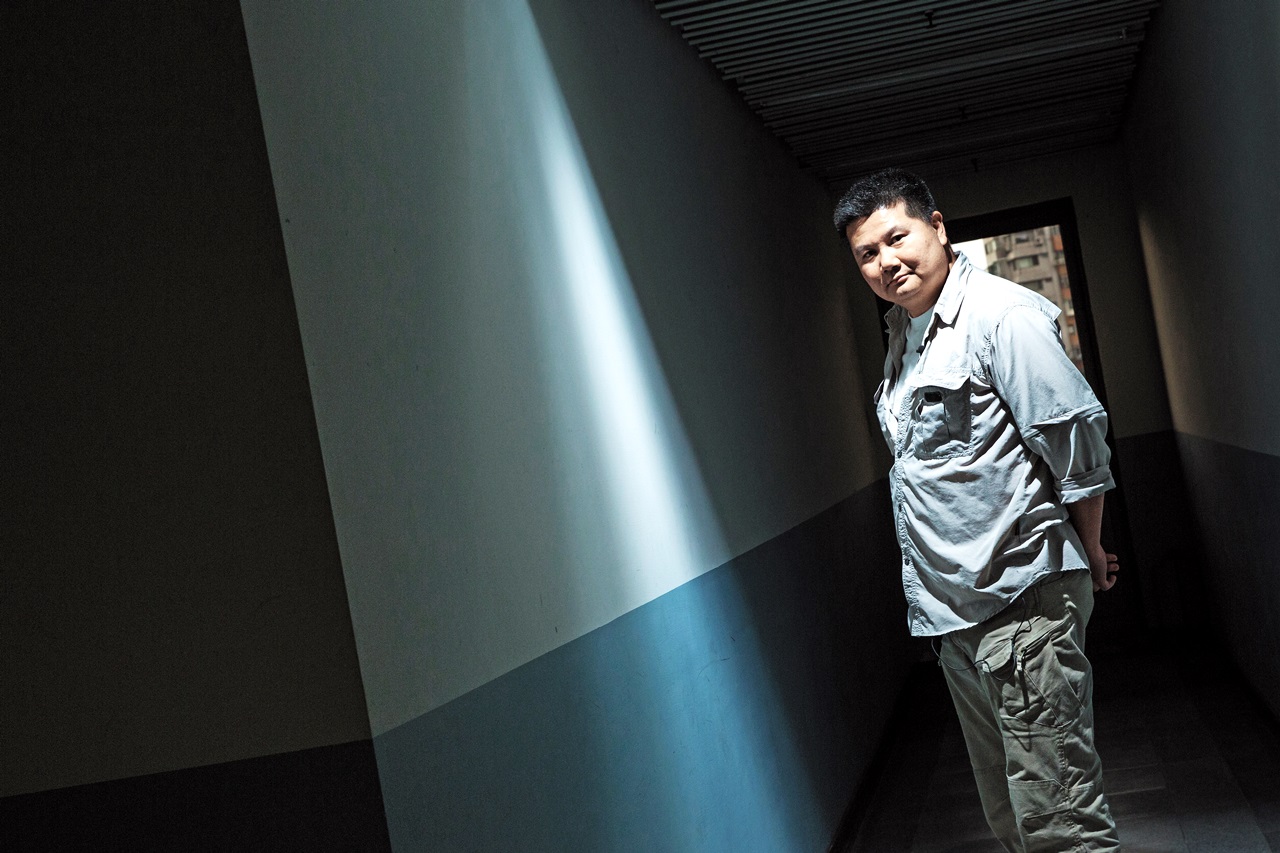 李惠仁出身電視台攝影記者，2008年下定決心辭職，開始不一般的獨立紀錄片拍攝之路。