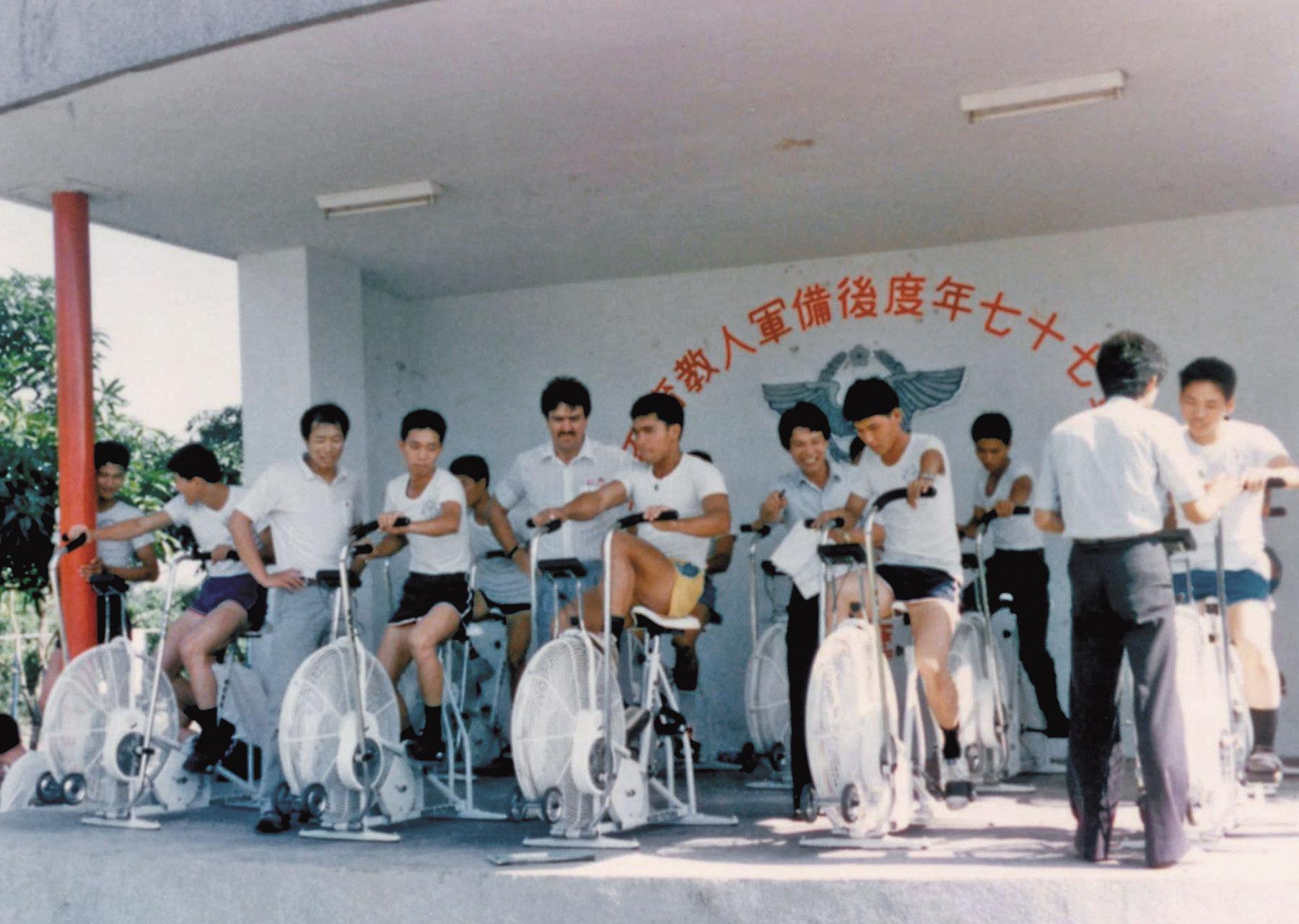 喬山在80年代研發出第1台ROSS風扇健身車，邀海軍陸戰隊人機測試1000小時。(喬山提供)
