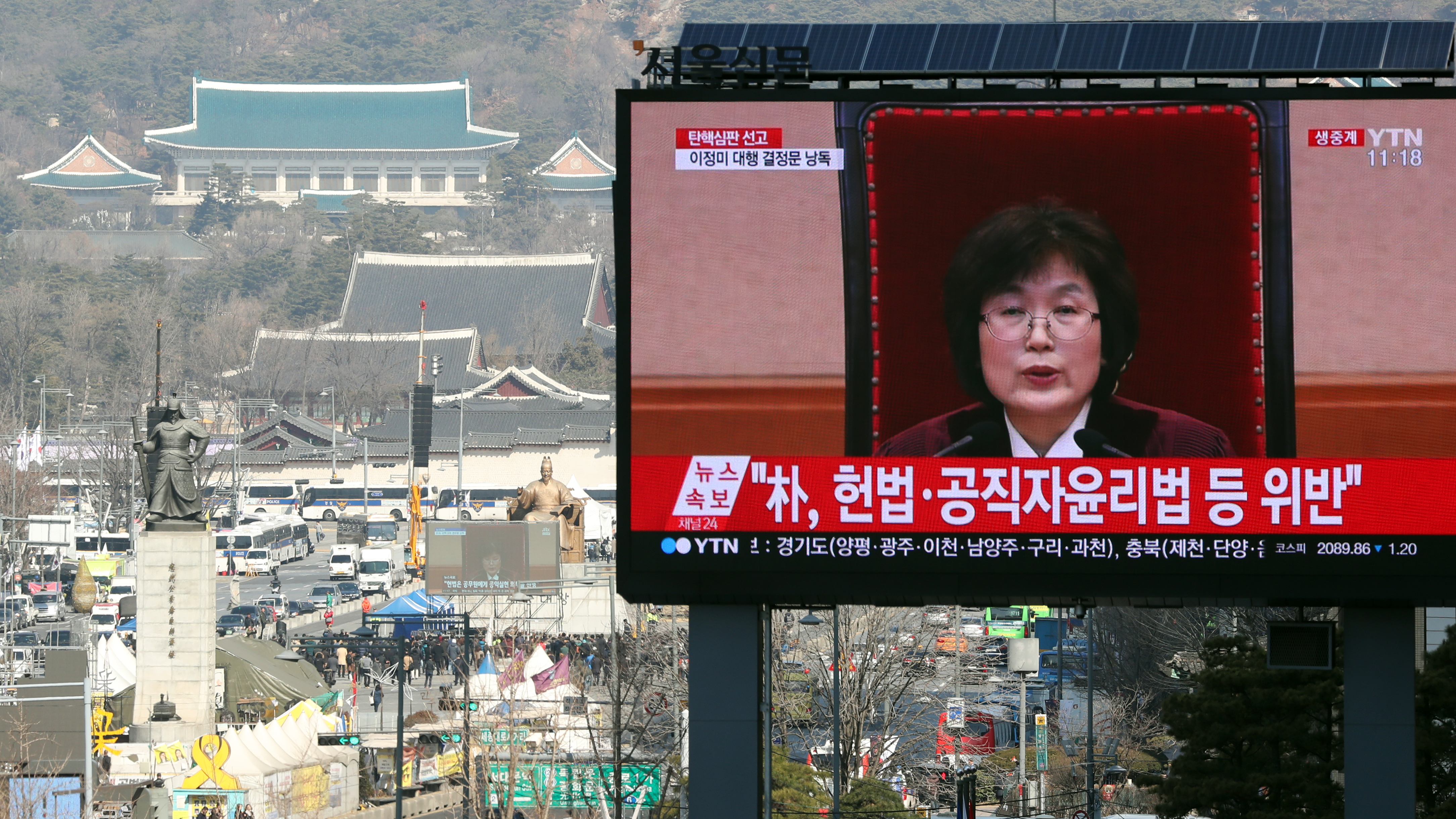 2017年3月10日，青瓦台（南韓總統府）附近的光華門大型電子螢幕上，直播憲法法院對朴槿惠總統彈劾案的宣判。（東方IC）