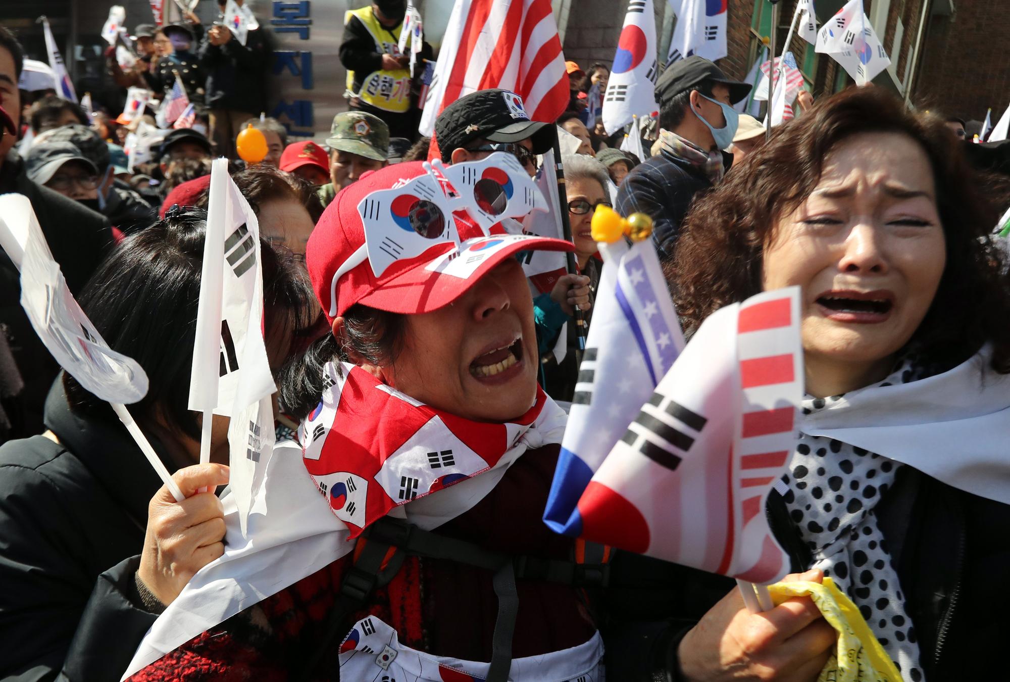 2017年3月10日，朴槿惠的支持者在法院外，南韓警方大批警力戒備。（東方IC）
