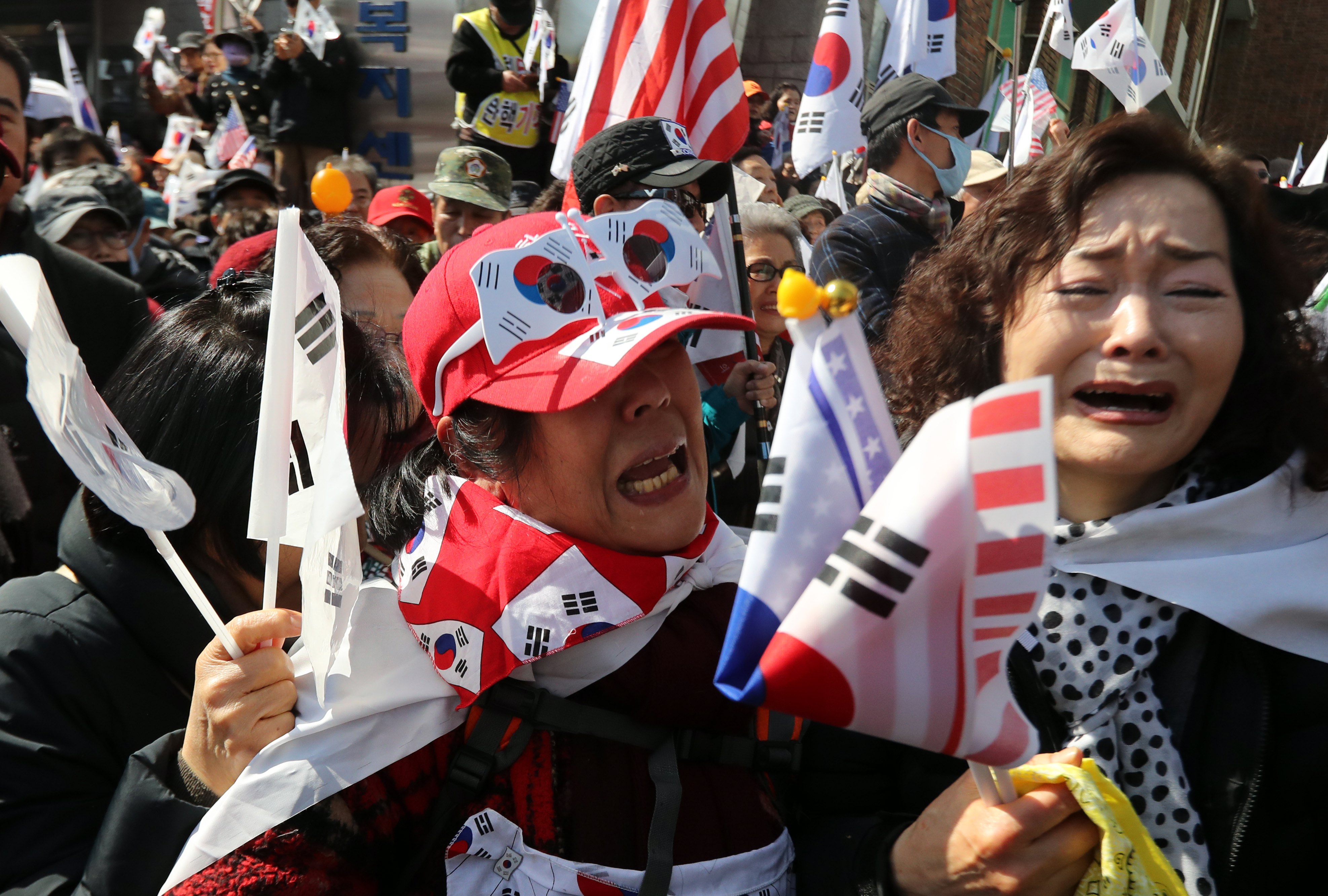 2017年3月10日，朴槿惠的支持者在法院外，南韓警方大批警力戒備。（東方IC）