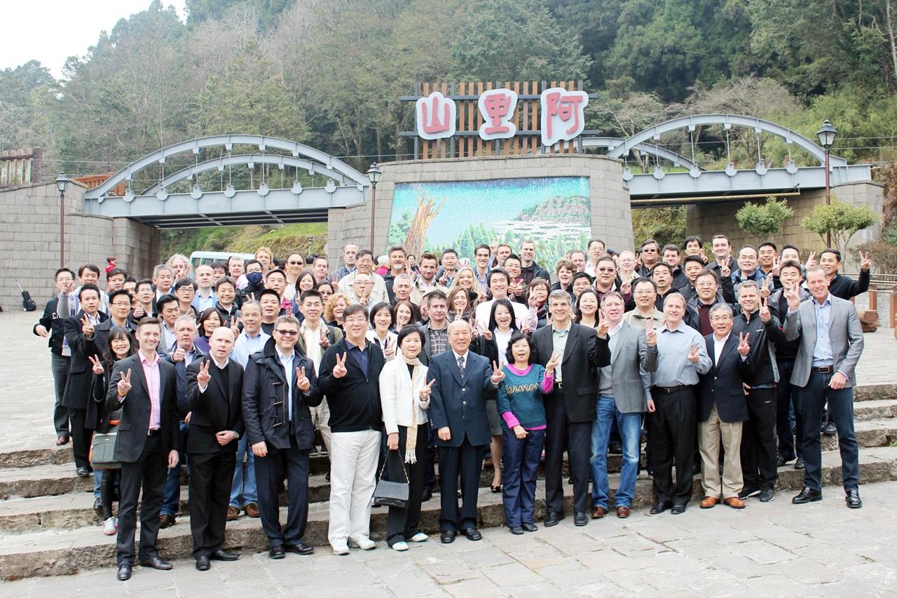散布海外的26間子公司管理階層，每半年會有一次聚會交流，圖為員工遊阿里山。(喬山提供)
