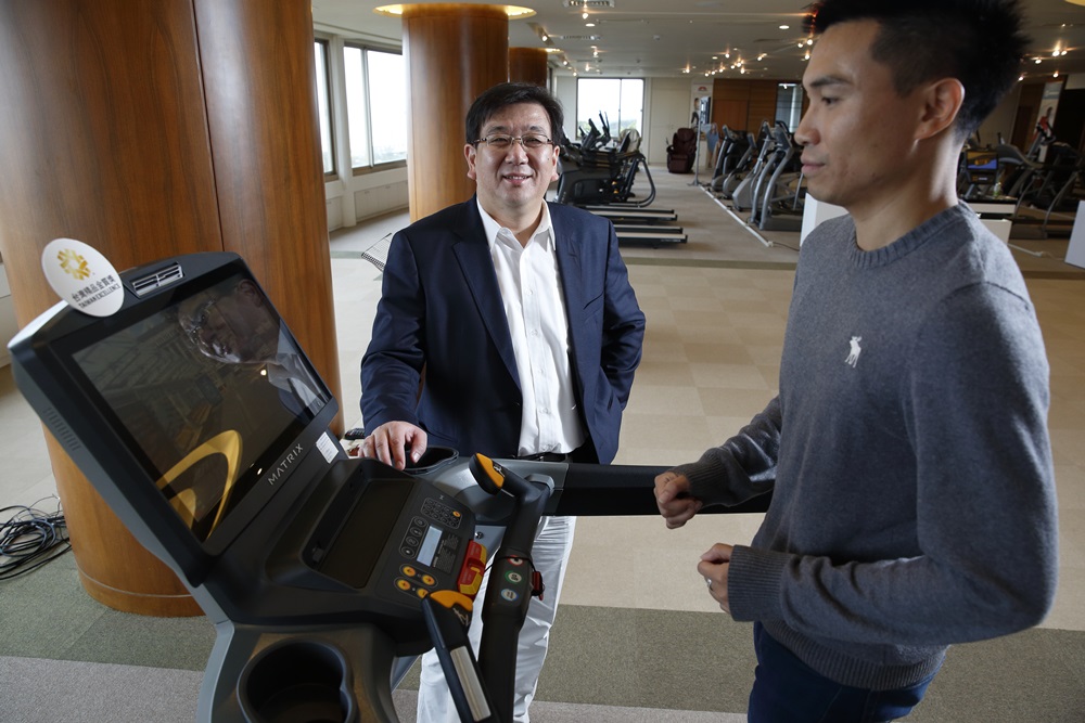 羅光廷工作忙碌少有時間運動，面對父親關愛的眼神，總以「公司業績太好、器材都賣光了！」當藉口。