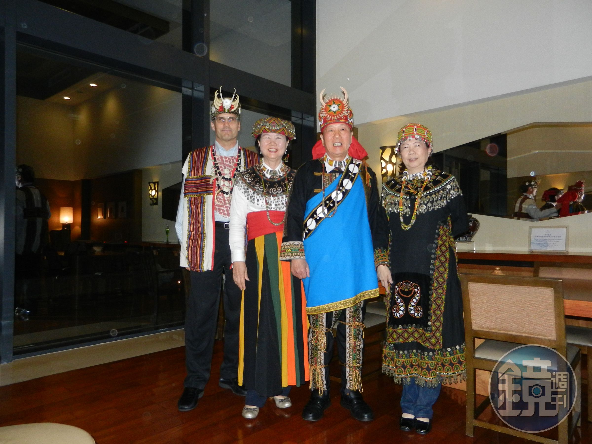 喬山創辦人夫婦羅崑泉(右2)與何月欣(左2)對於兒子的努力是既驕傲又心疼。(喬山提供)
