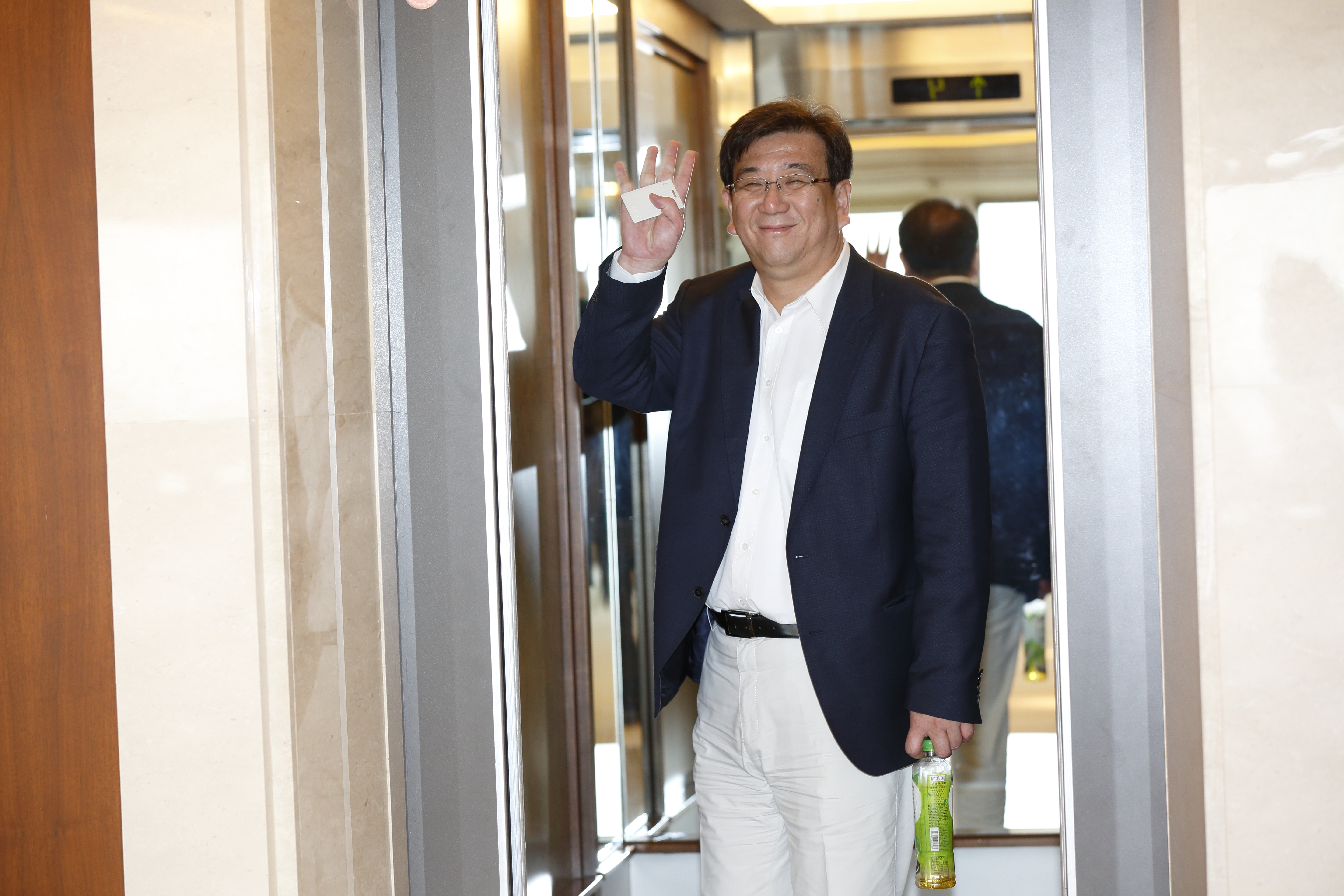 羅光廷為管理海外26間子公司，每年有近200天待在國外，常揹著一只背包走天下。