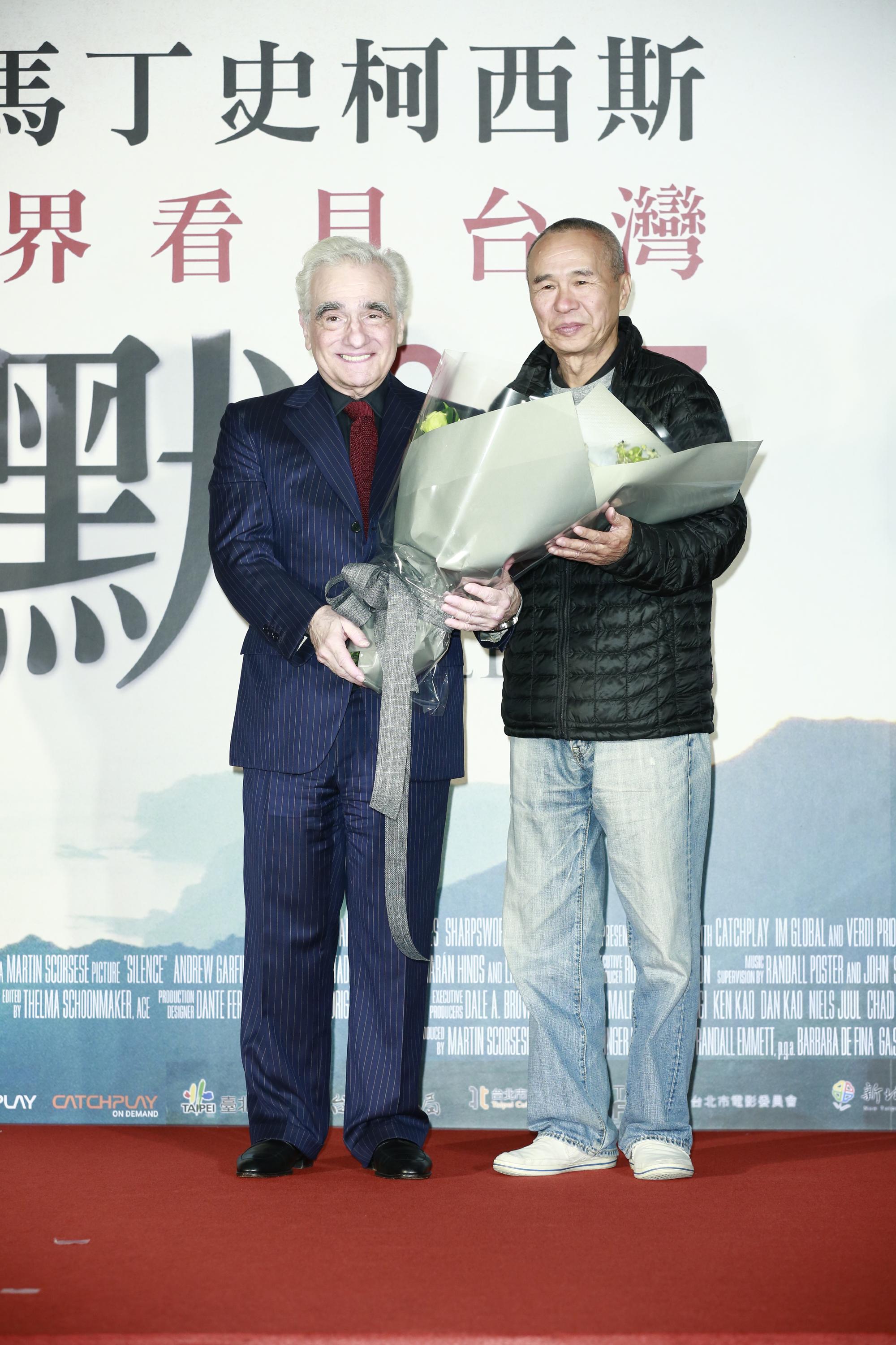 《沈默》在台首映時,導演侯孝賢(右)獻花給史柯西斯(左),彼此惺惺相惜。