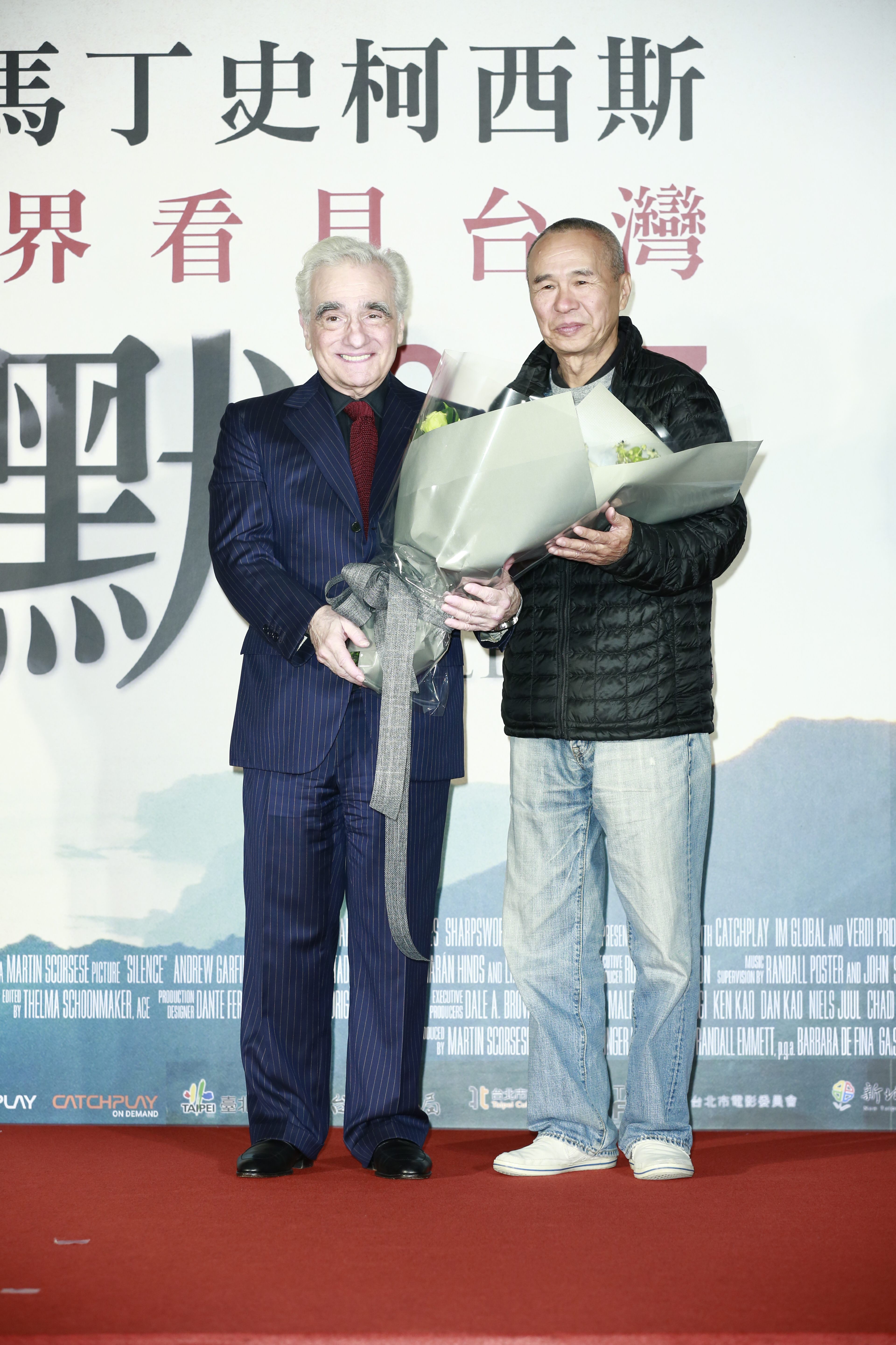 《沈默》在台首映時，導演侯孝賢（右）獻花給史柯西斯（左），彼此惺惺相惜。