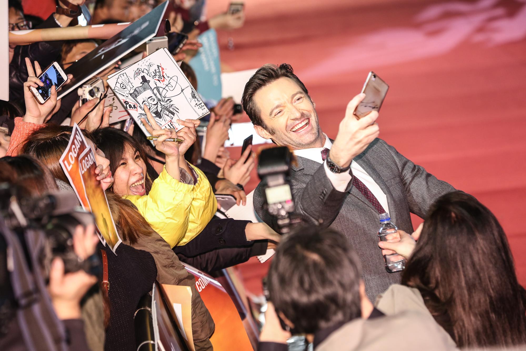 演了17年「金鋼狼」,休傑克曼為了宣傳《羅根》二度訪台,作風大展親民。