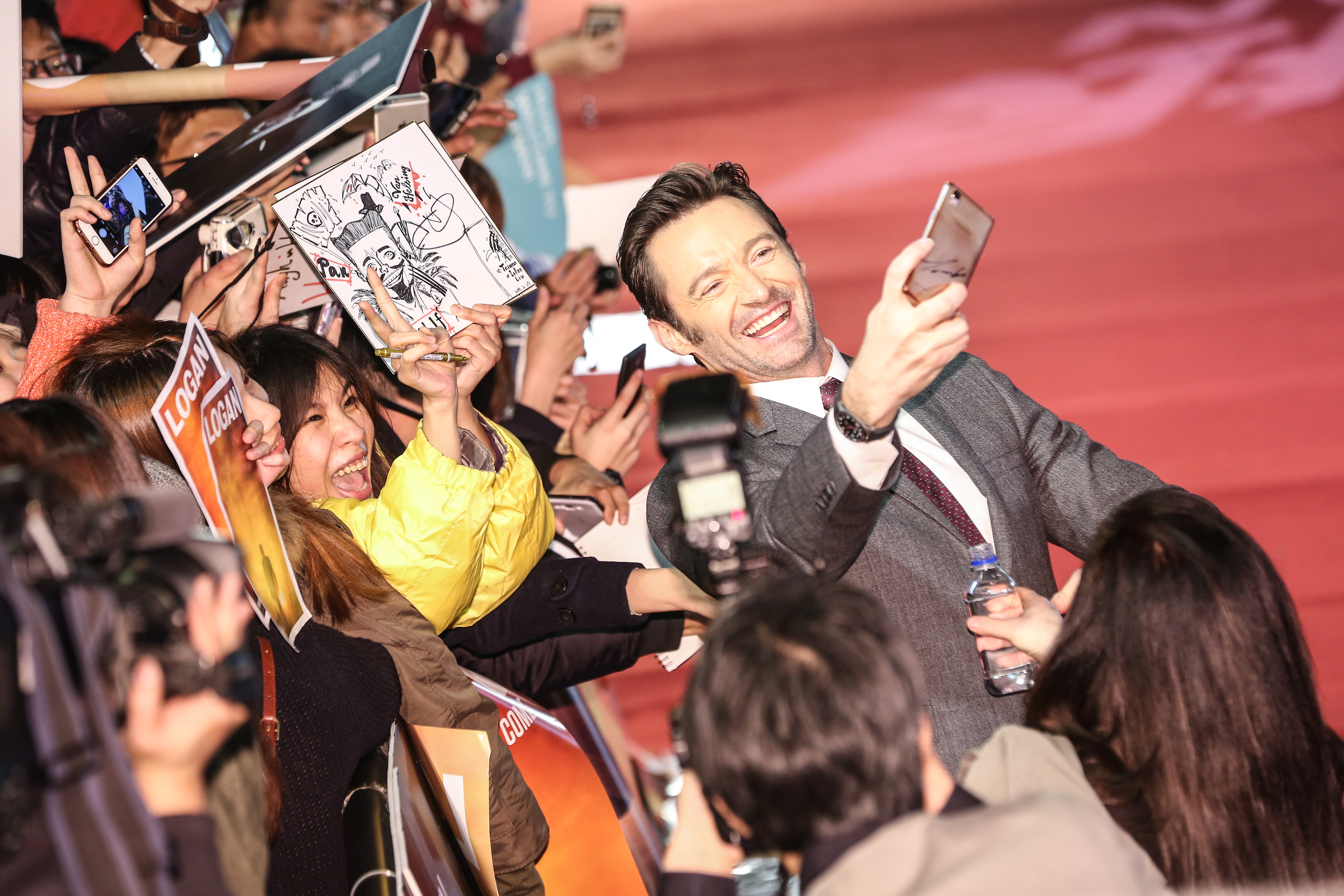 演了17年「金鋼狼」，休傑克曼為了宣傳《羅根》二度訪台，作風大展親民。