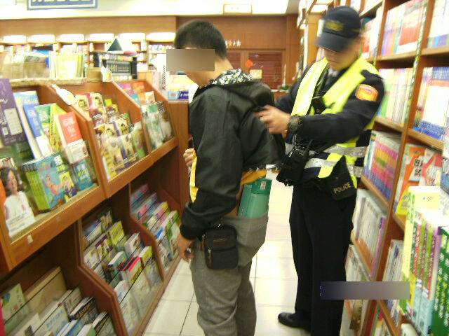 員警當場在張嫌身上搜出兩本他自己也看不懂的「分子生物學」。
