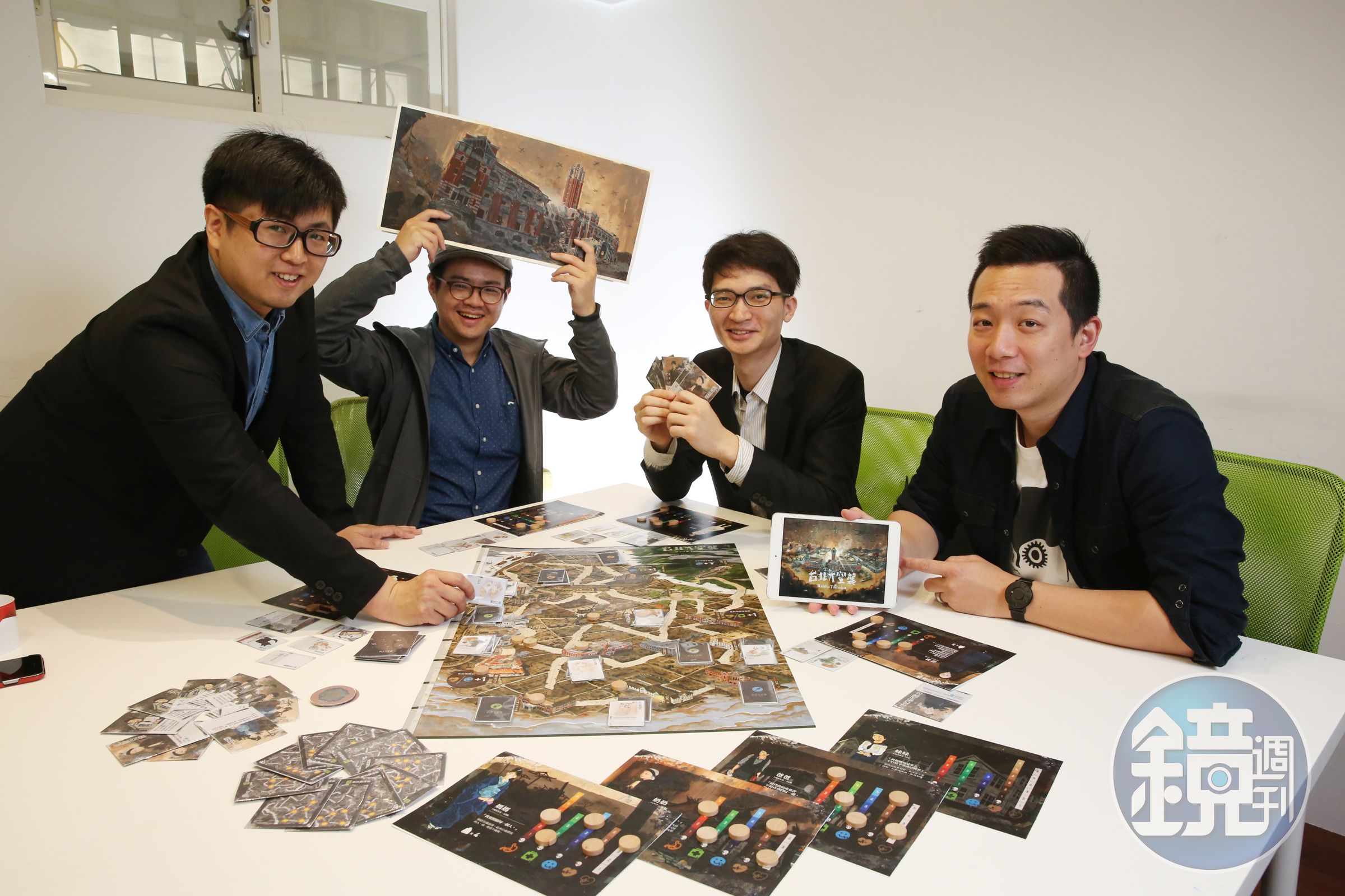 《台北大空襲》製作團隊，左至右為製作人張少濂、繪師諾米、遊戲機制設計師鄧傑民、視覺設計賴柏燁。