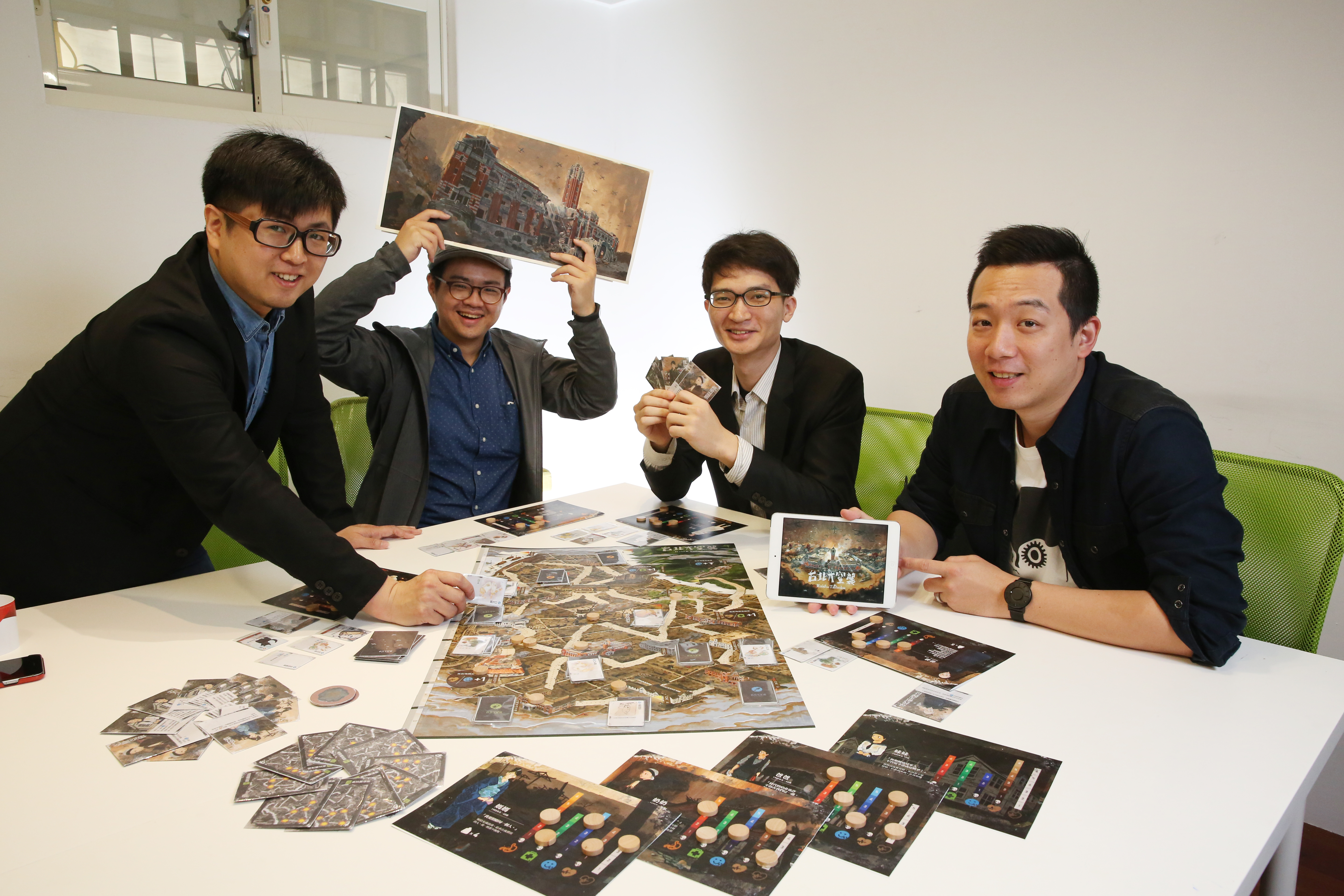 《台北大空襲》製作團隊，左至右為製作人張少濂、繪師諾米、遊戲機制設計師鄧傑民、視覺設計賴柏燁。