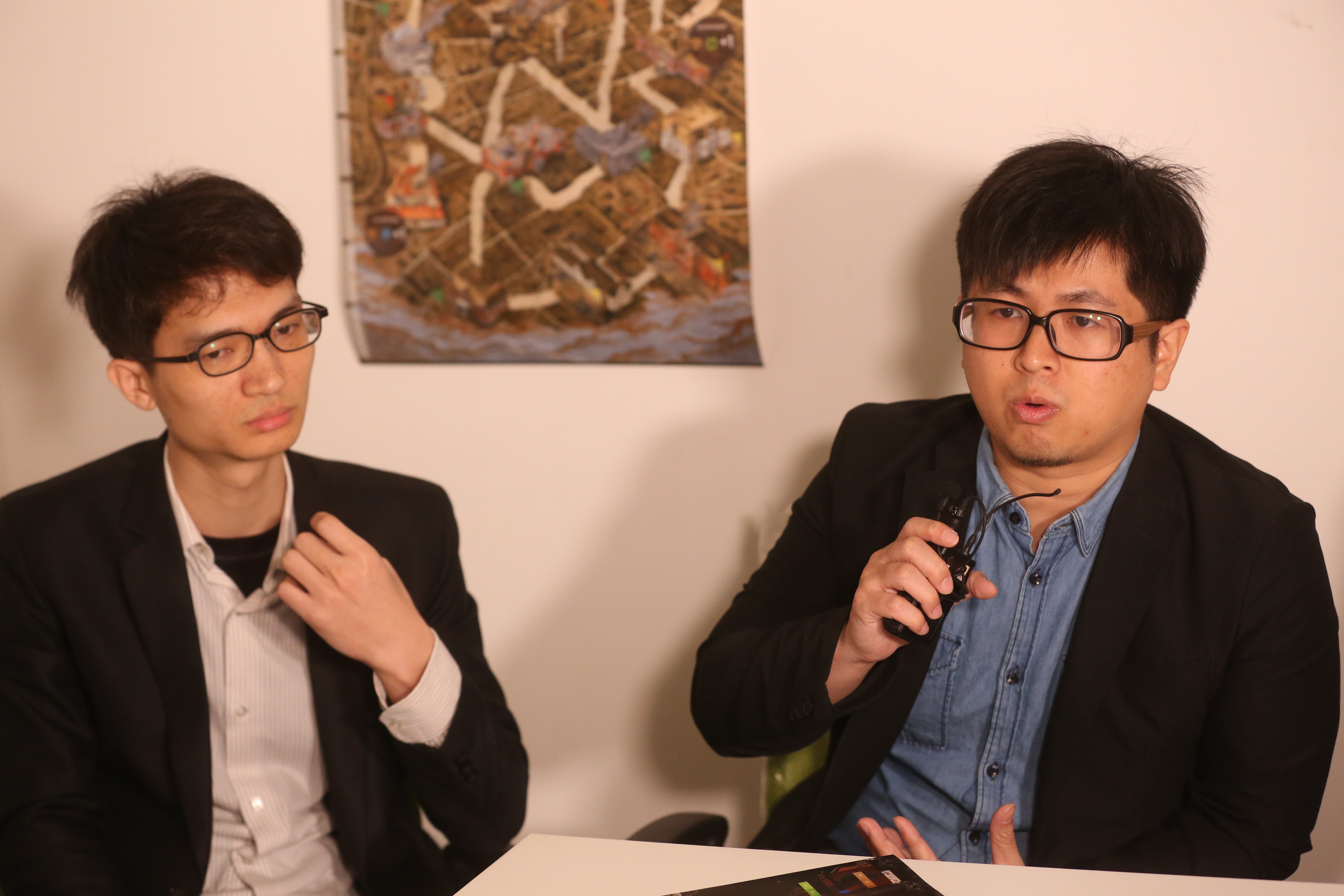 《台北大空襲》遊戲機制設計師鄧傑民（左）、製作人張少濂。