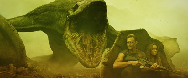 萬人迷湯姆希德斯頓（右二）頂著英國皇家戲劇藝術學院的學歷，跑來演怪獸電影，依然帥氣難擋。（華納兄弟提供）