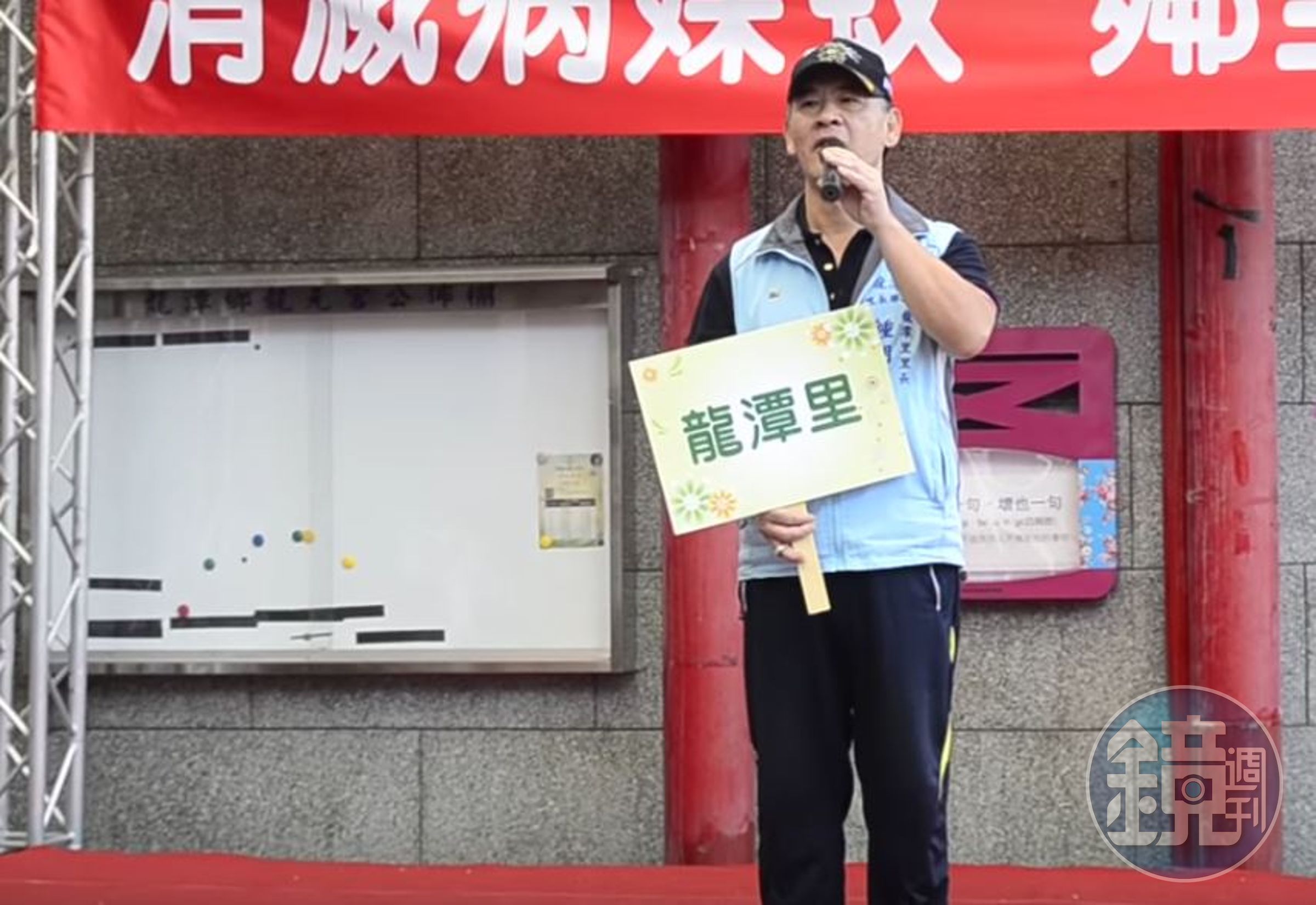 桃園龍潭里長鍾朝麟當選後，將沒落的美食街改建成老人長照中心。