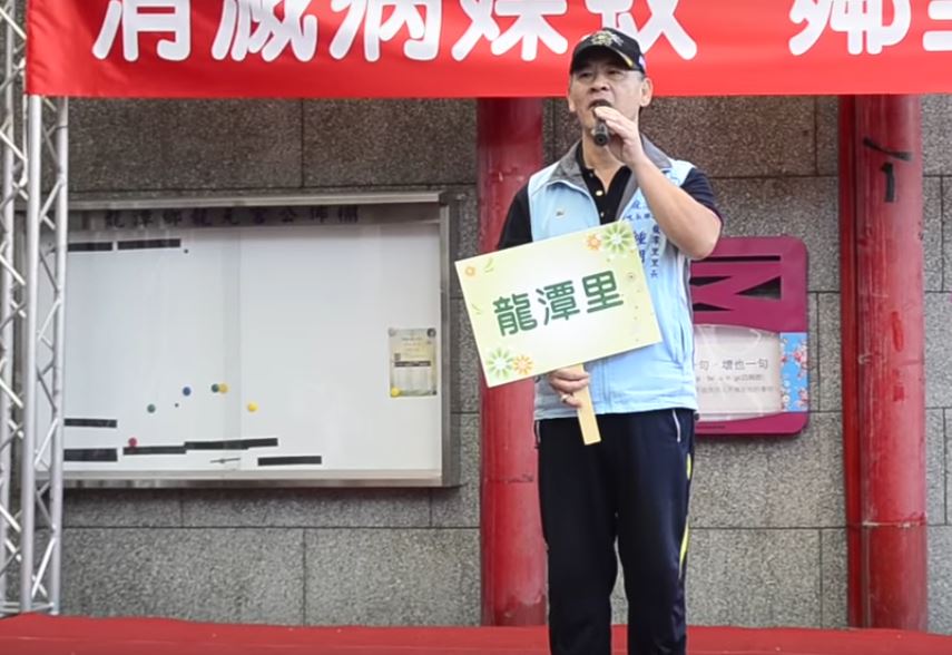 桃園龍潭里長鍾朝麟當選後，將沒落的美食街改建成老人長照中心。