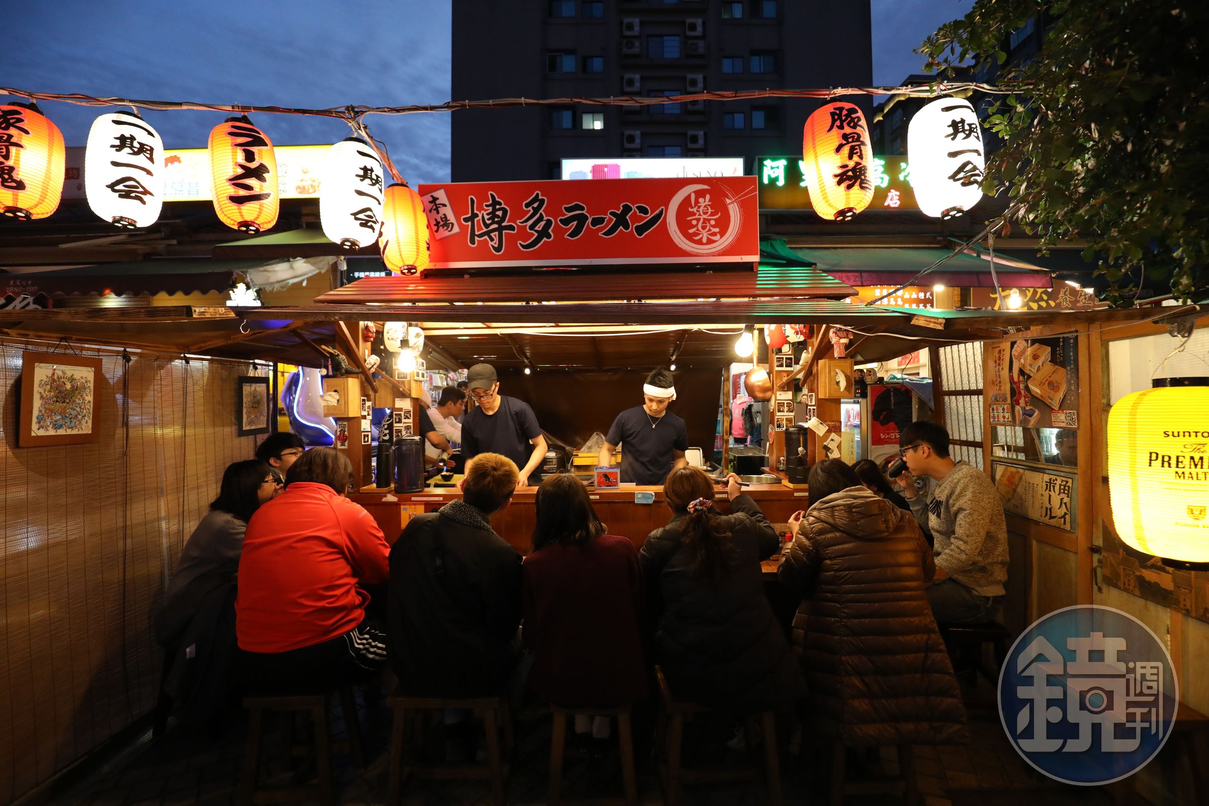 在台北原汁呈現福岡屋台的用餐氛圍，坐在吧檯吃拉麵更有FU。