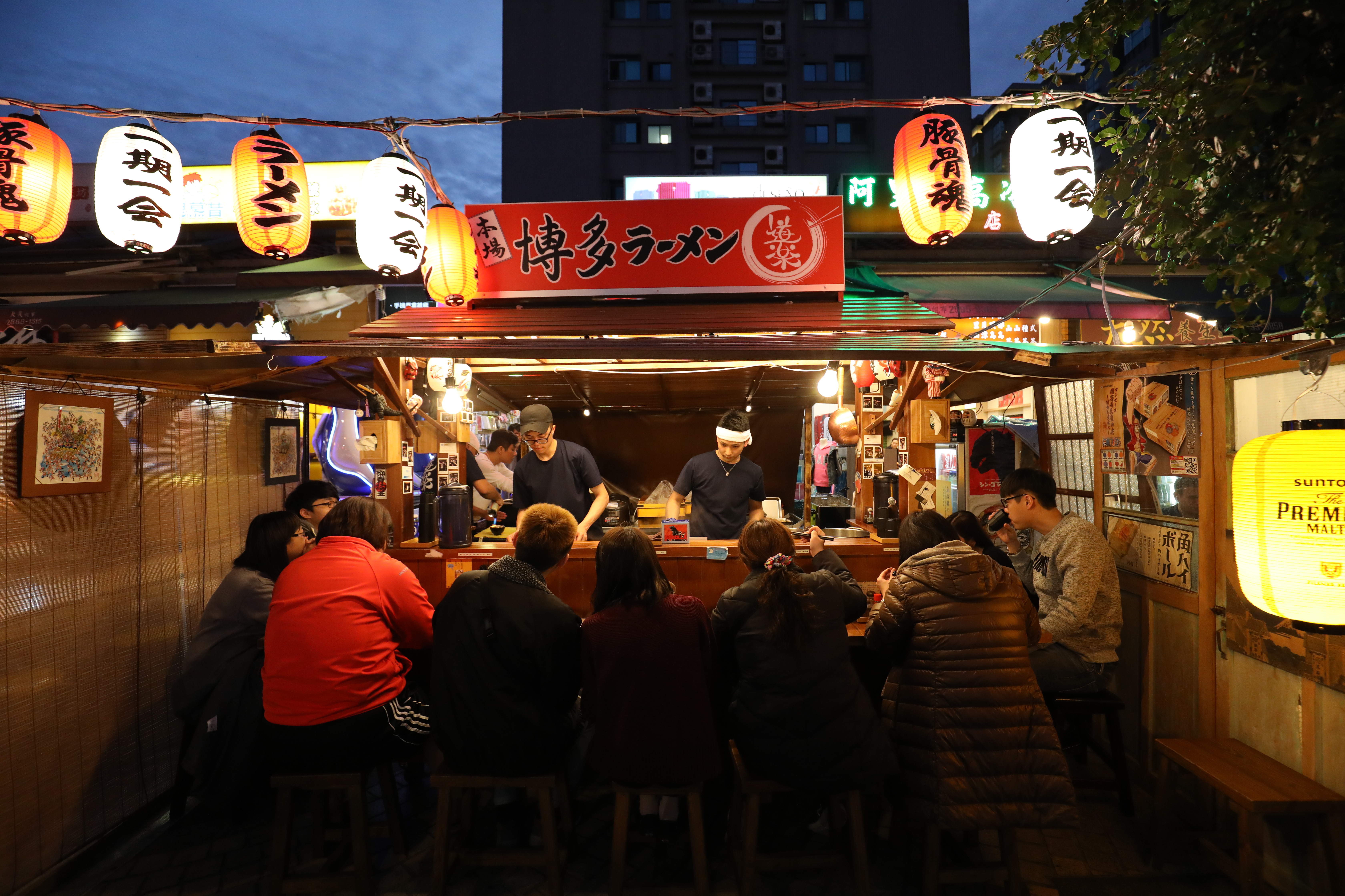 在台北原汁呈現福岡屋台的用餐氛圍，坐在吧檯吃拉麵更有FU。