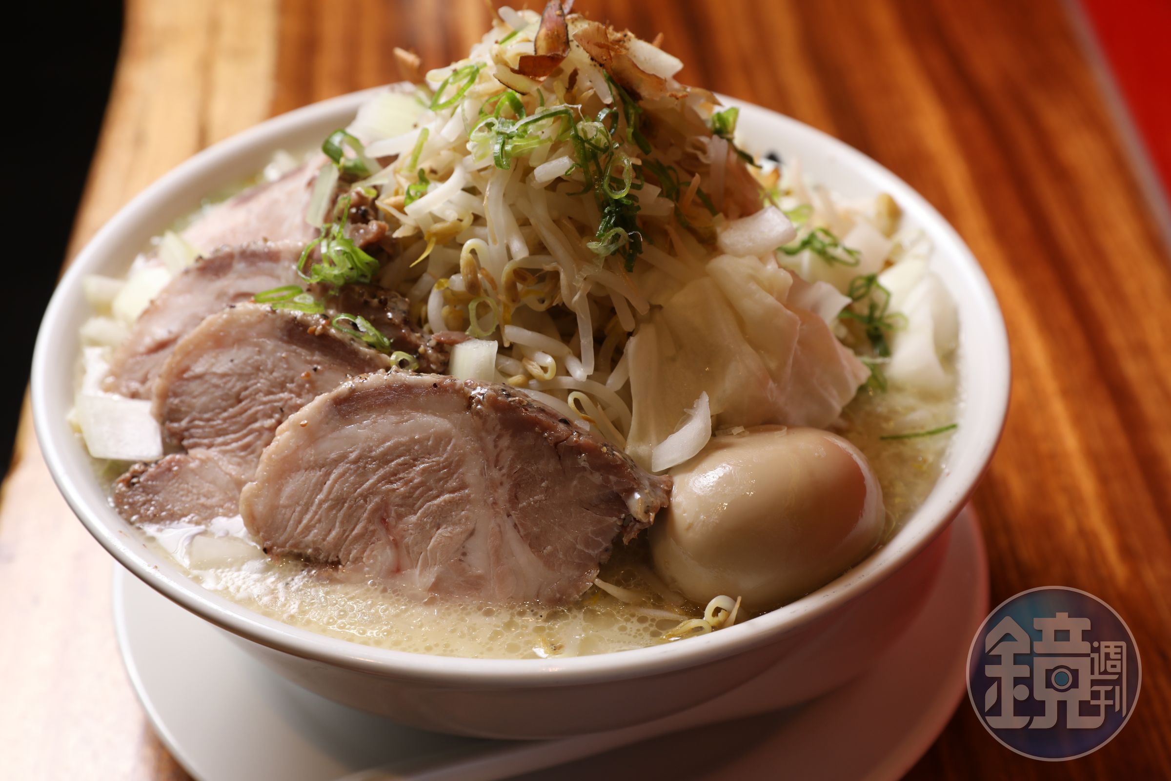 「大雞二鹽味」有6片厚切叉燒，大量的豆芽、高麗菜，和整顆漬過紹興酒的溏心蛋，多達450公克的麵條，分量相當驚人。（239元／碗）