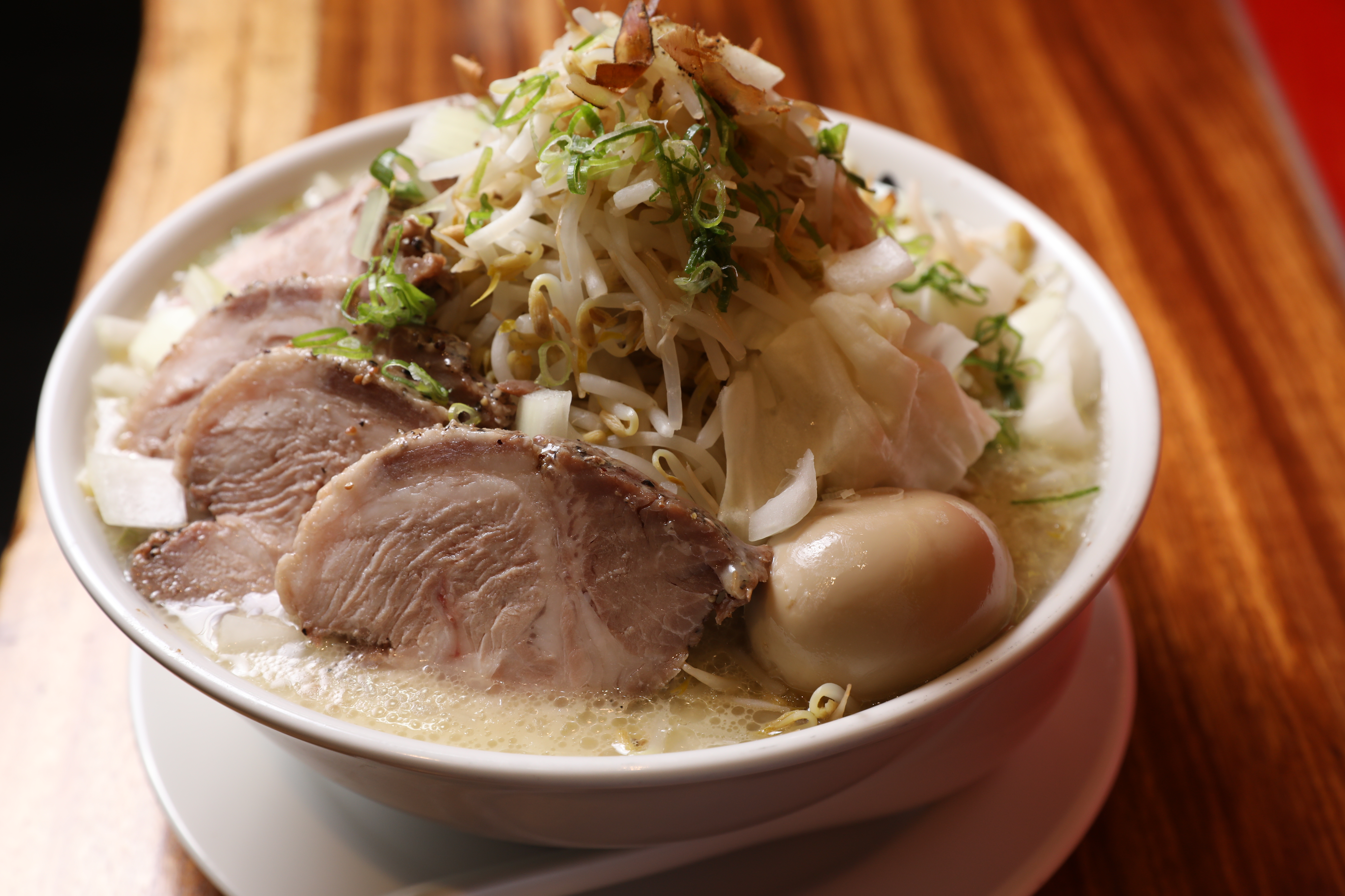 「大雞二鹽味」有6片厚切叉燒，大量的豆芽、高麗菜，和整顆漬過紹興酒的溏心蛋，多達450公克的麵條，分量相當驚人。（239元／碗）