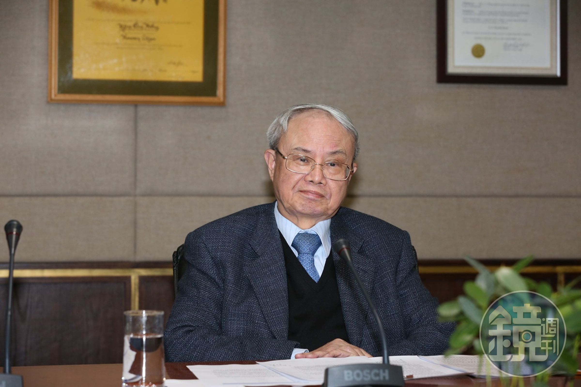 隨著環保署撤銷彰縣府處分，台化副董事長洪福源10日晚間特別召開記者會說明。