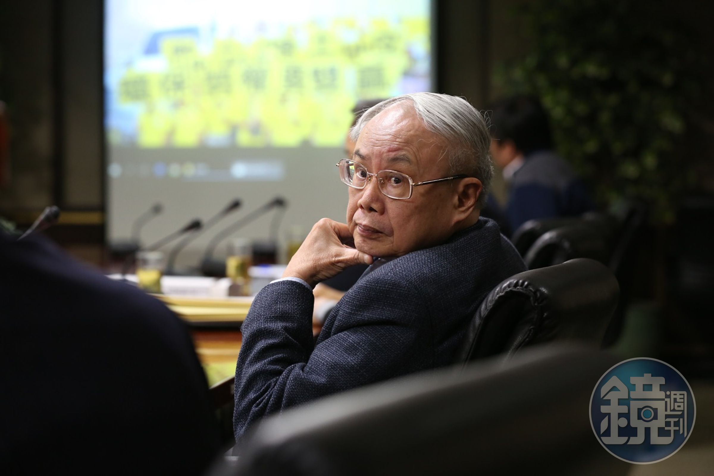 記者會開始先播了8分鐘影片，看著事件始末，洪福源表情相當沉重。