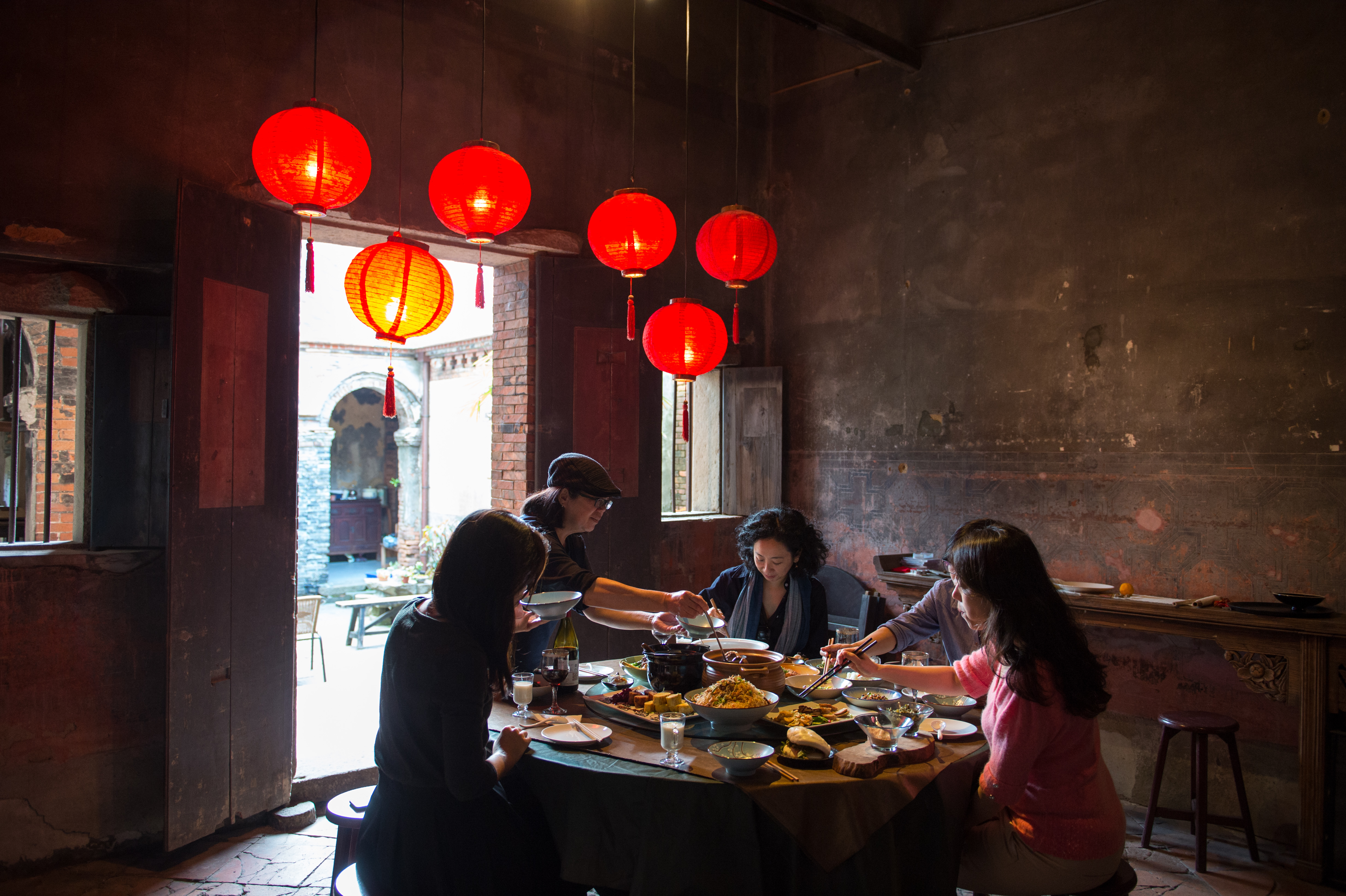 在大溪百年古厝裡圍著圓桌吃飯，「品香食塾」復刻了舊時代的美好食光。