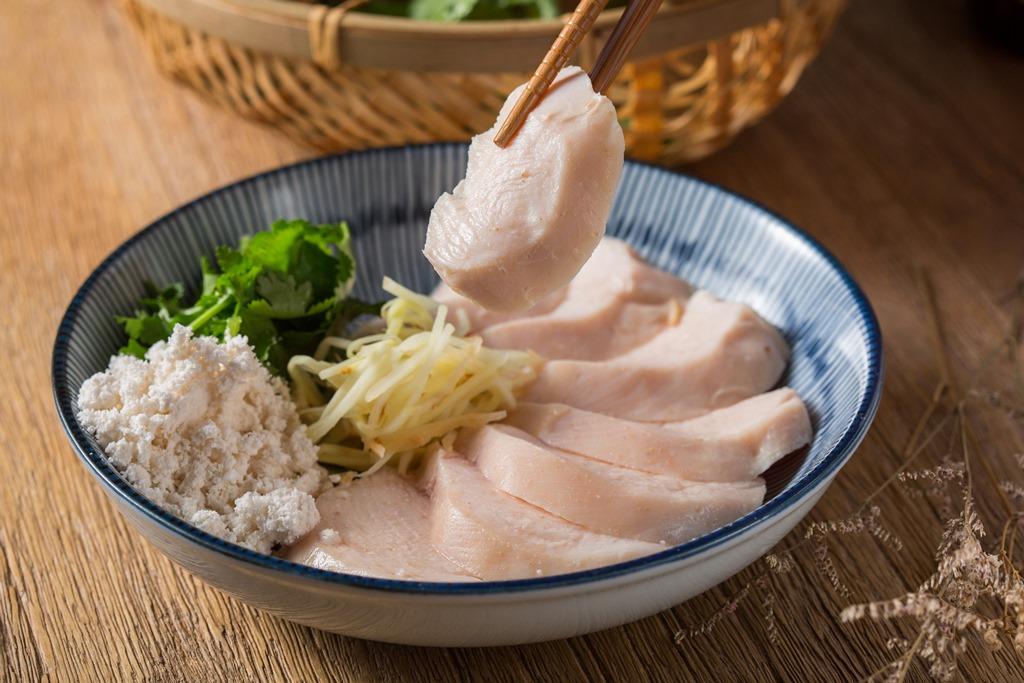 「黑白切之舒肥麻油雞切盤」麻油風味的軟嫩雞肉，佐搭薑絲更對味。（220元／份）