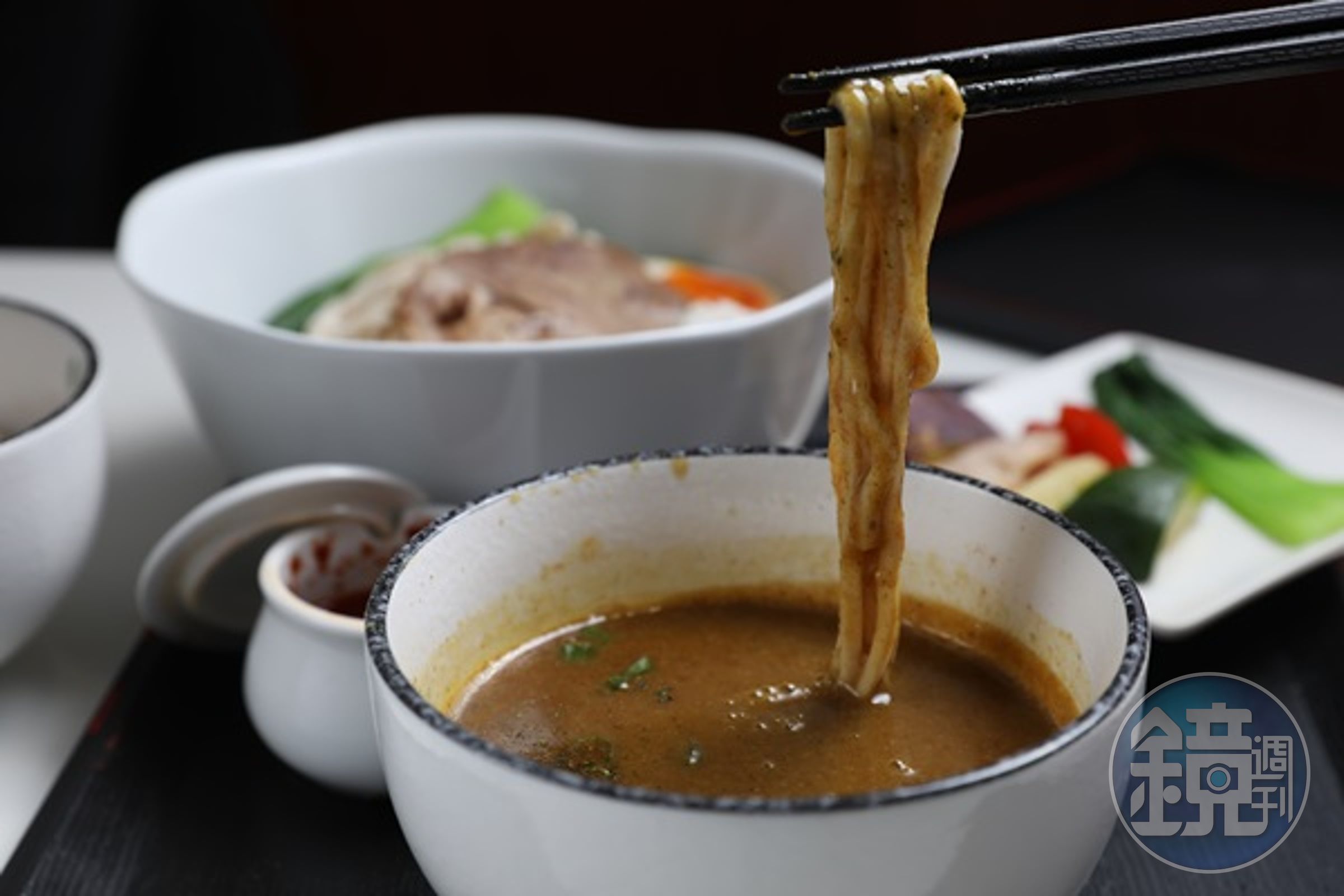 「咖哩沾麵」是老闆今川大志研發六個月的特製款拉麵。（230元／碗）