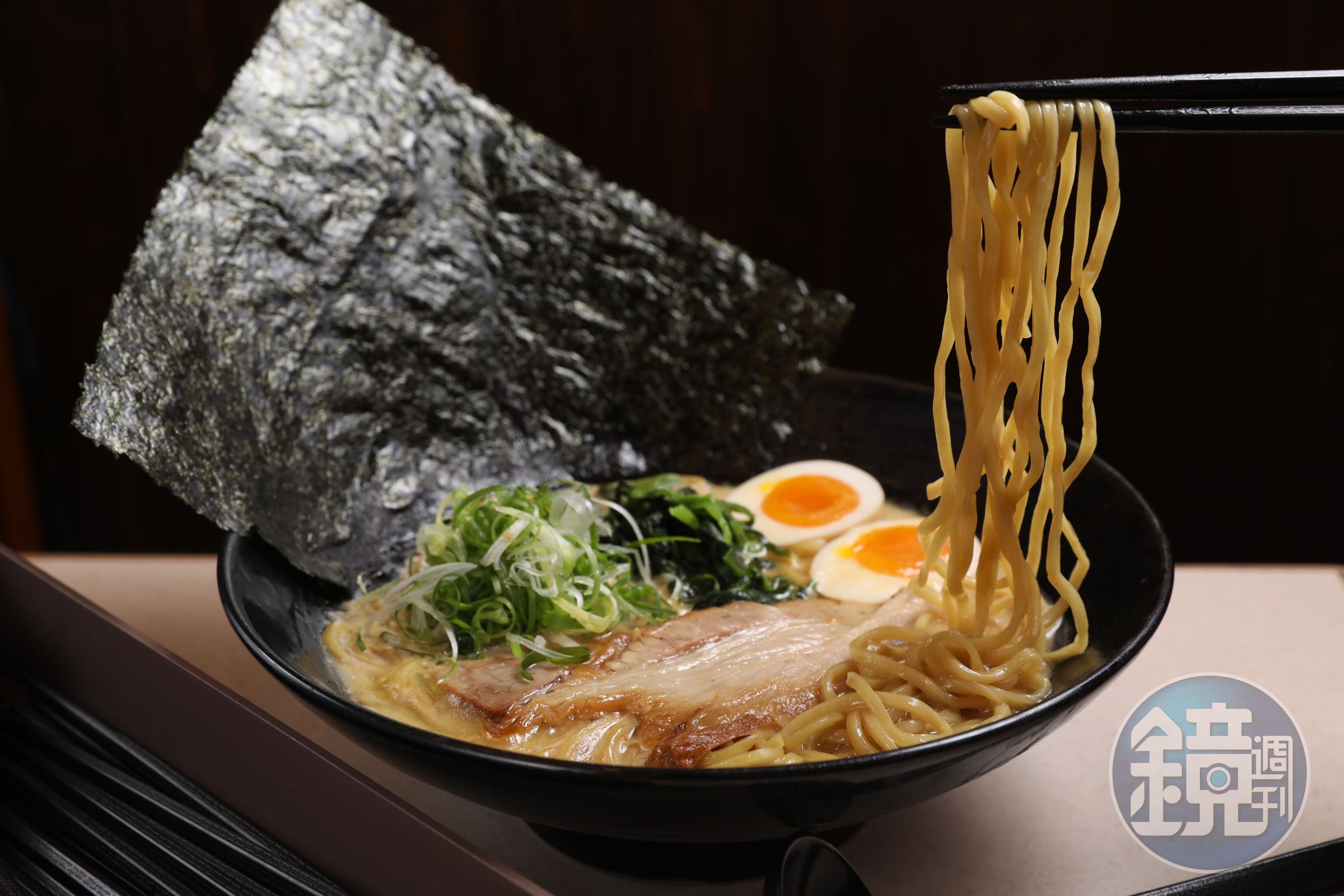 橫濱家系拉麵必要元素：大片海苔、汆燙菠菜、醬油味豚骨湯、中粗直麵、大片叉燒。