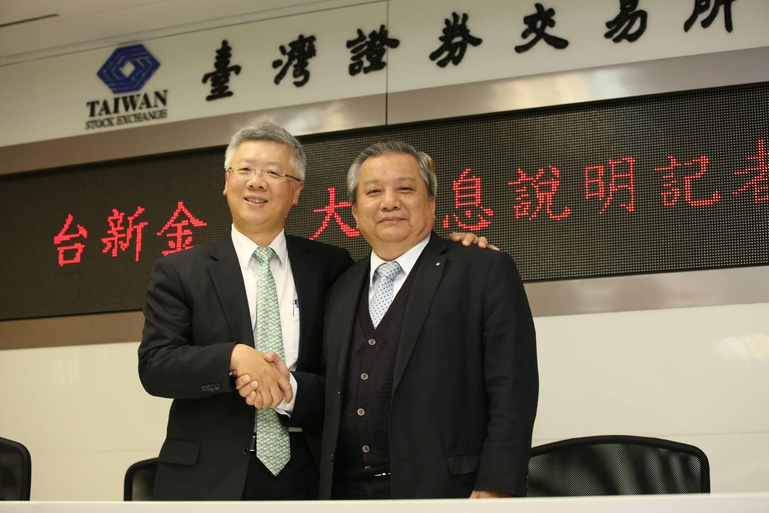 台新金控發言人林維俊（左）與大眾証券總經理王登力（右）今天晚上共同宣布，2家公司啟動合併程序。