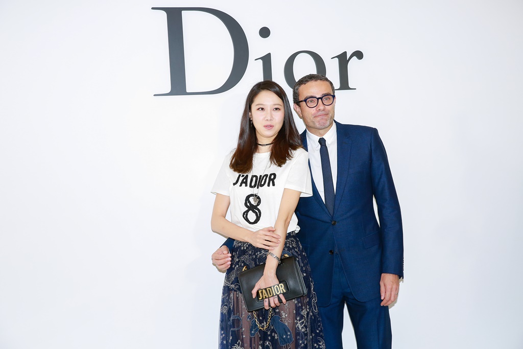 孔曉振受到粉絲尖叫款待，笑容沒停過。Dior亞太區董事總經理簡博德（右）摟孔曉振腰拍照。