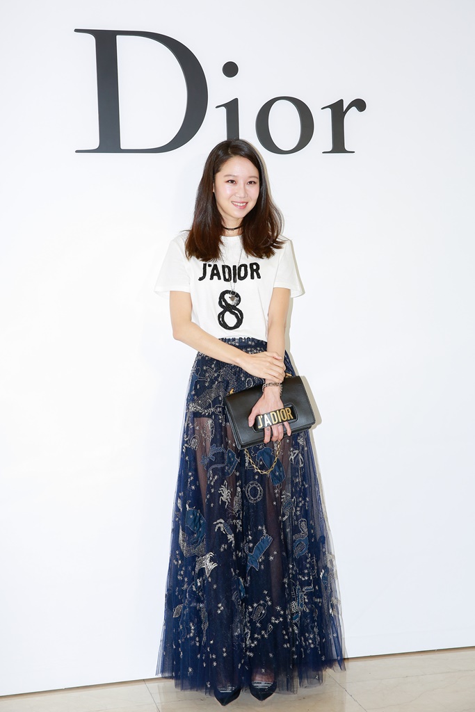 孔曉振身上行頭:J'ADIOR幸運數字8 T-Shirt NT$30,000、深藍色星座刺繡紗裙NT$510,000、J'Adior黑色小牛皮翻蓋金屬鍊包NT$110,000、黑色高科技面料J'Adior緞帶露跟高跟鞋 NT$31,000。