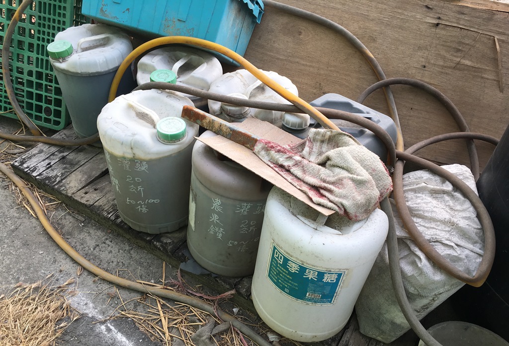 工廠旁一角的工業石灰，疑似業者將其擺放於此，企圖規避查緝。