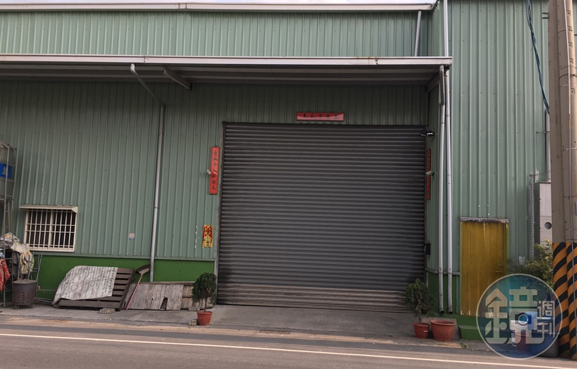 工廠大門深鎖停業中。