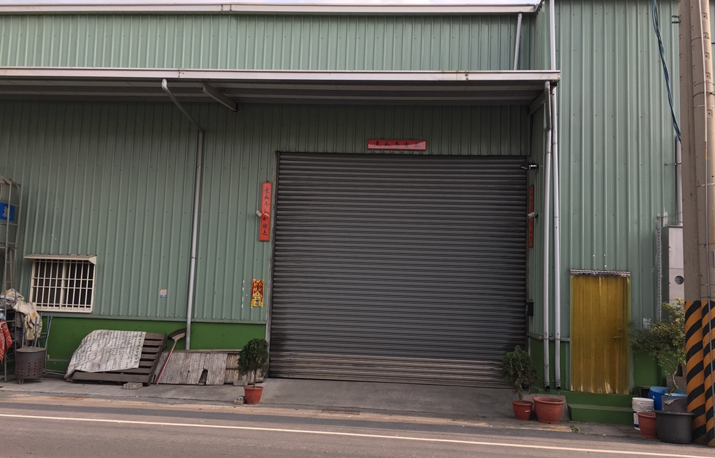 工廠大門深鎖停業中。