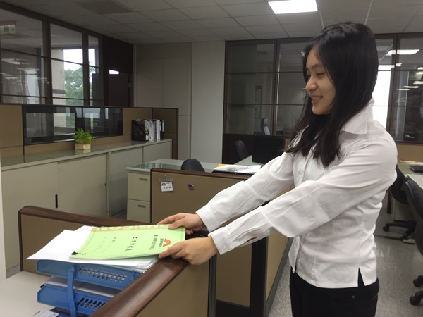 下班前，員工須將「聯絡簿」填妥交給主管簽核。（喬山提供）