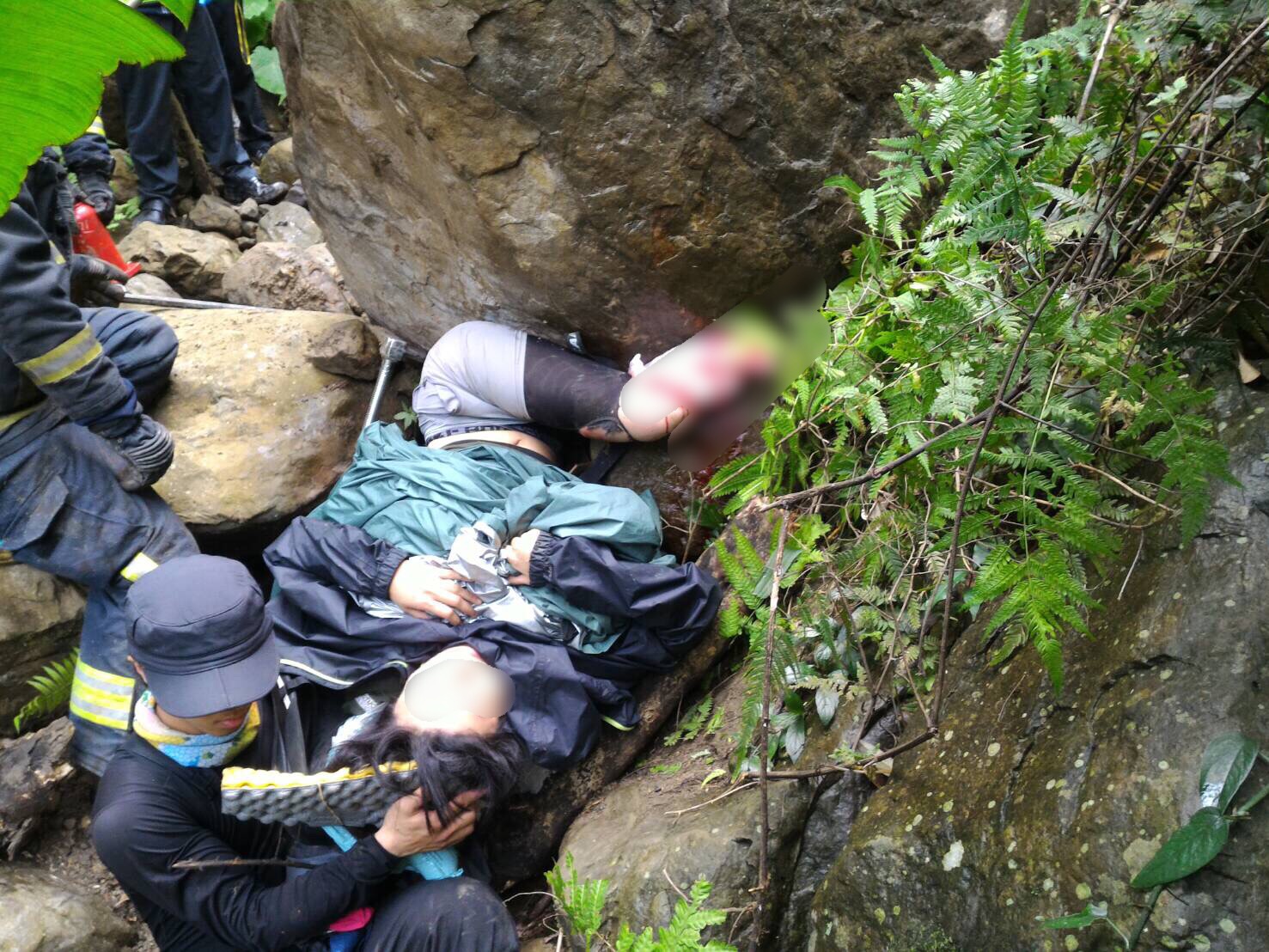 三峽熊空橋女遊客遭2公噸從天而降的巨石壓住雙腿，消防隊正在搶救中。