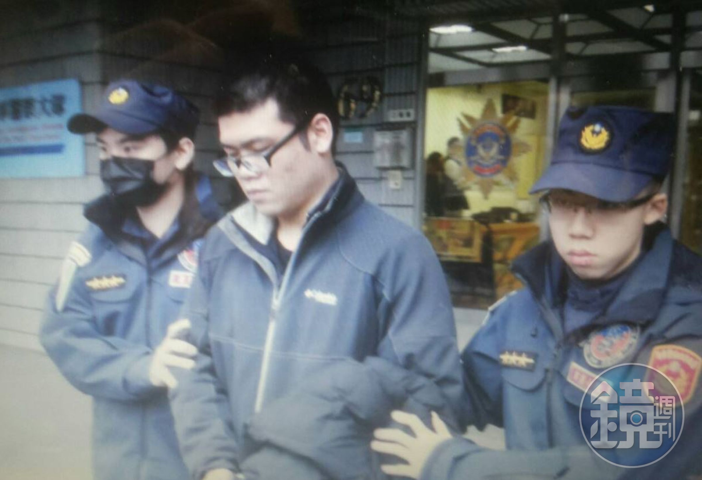 年僅24歲的蘇姓嫌犯平日擁槍自重，還不時向朋友炫耀，招搖過市的舉動也引起警方關注將他逮捕。