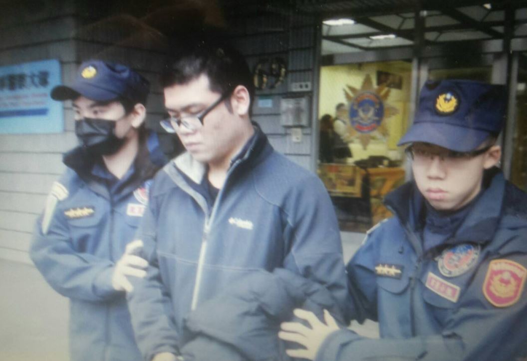 年僅24歲的蘇姓嫌犯平日擁槍自重，還不時向朋友炫耀，招搖過市的舉動也引起警方關注將他逮捕。