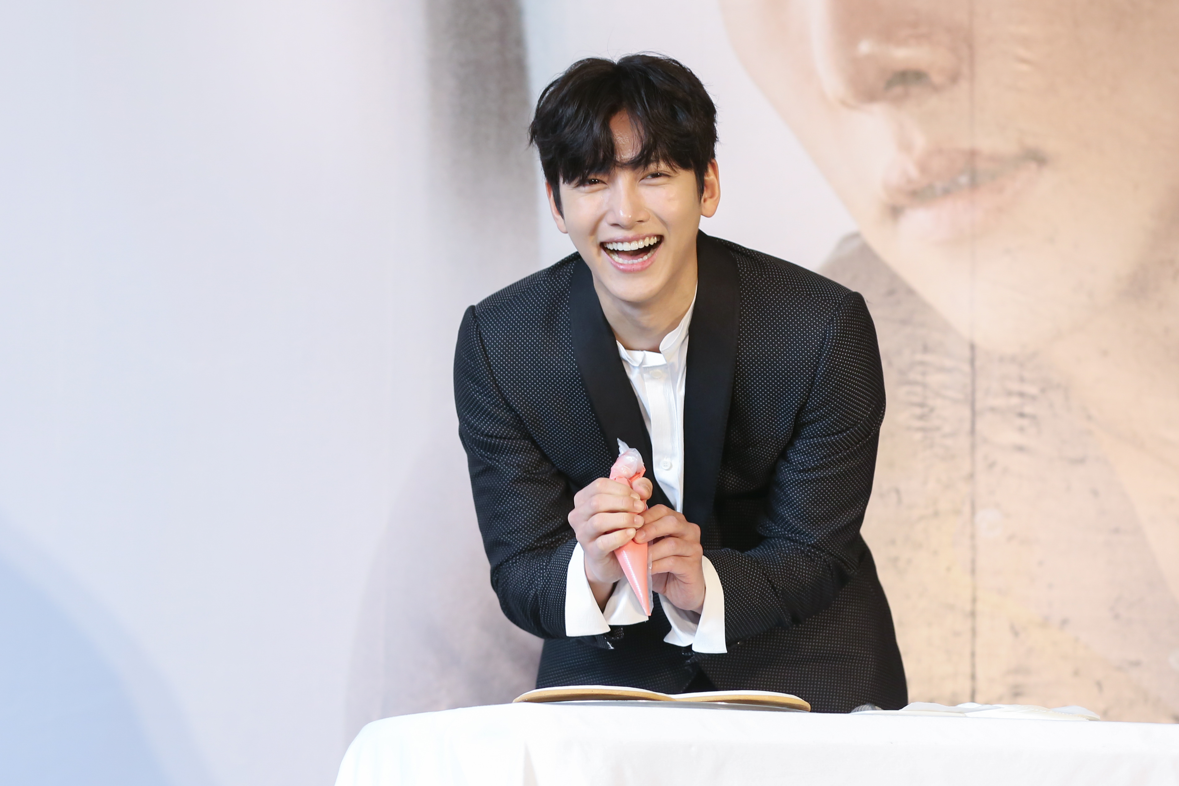 池昌旭現場手繪餅乾，露出陽光笑容。