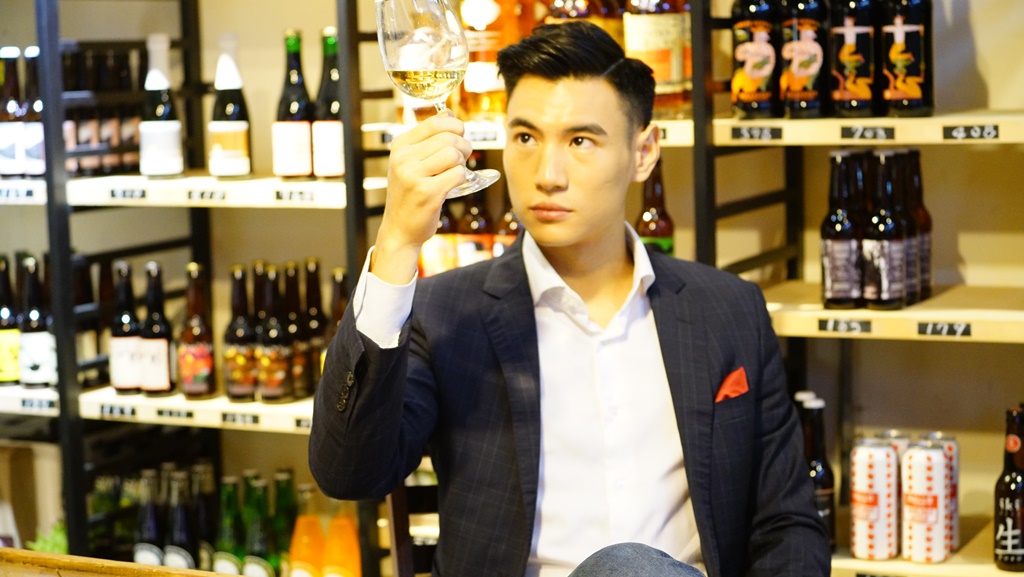 難道喝白酒晃杯的人多半只是耍帥嗎？