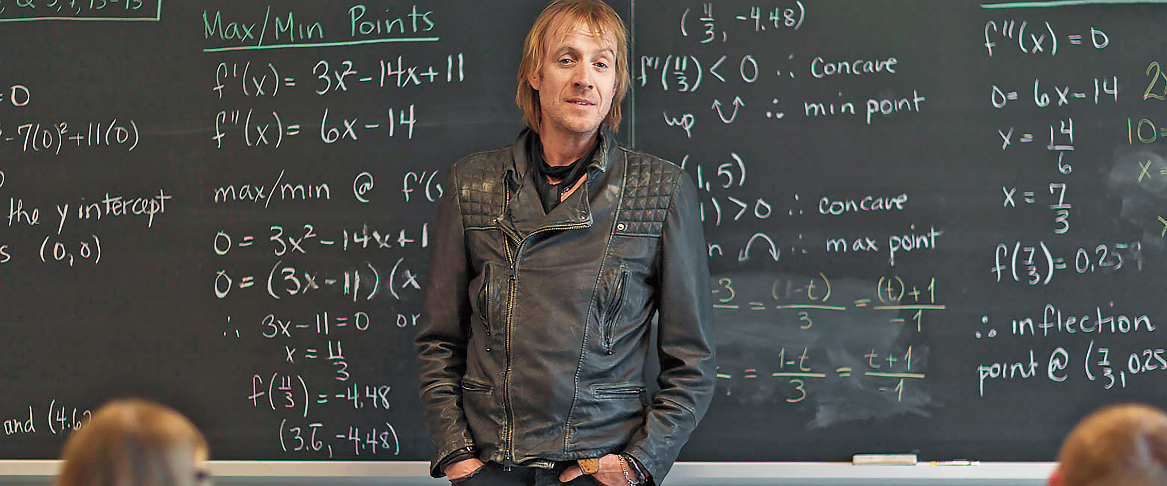 《搖滾不靠爸》雖然電影本身略嫌平淡，但部分橋段對白尖銳有趣，演員間的互動細緻，且耐人尋味。