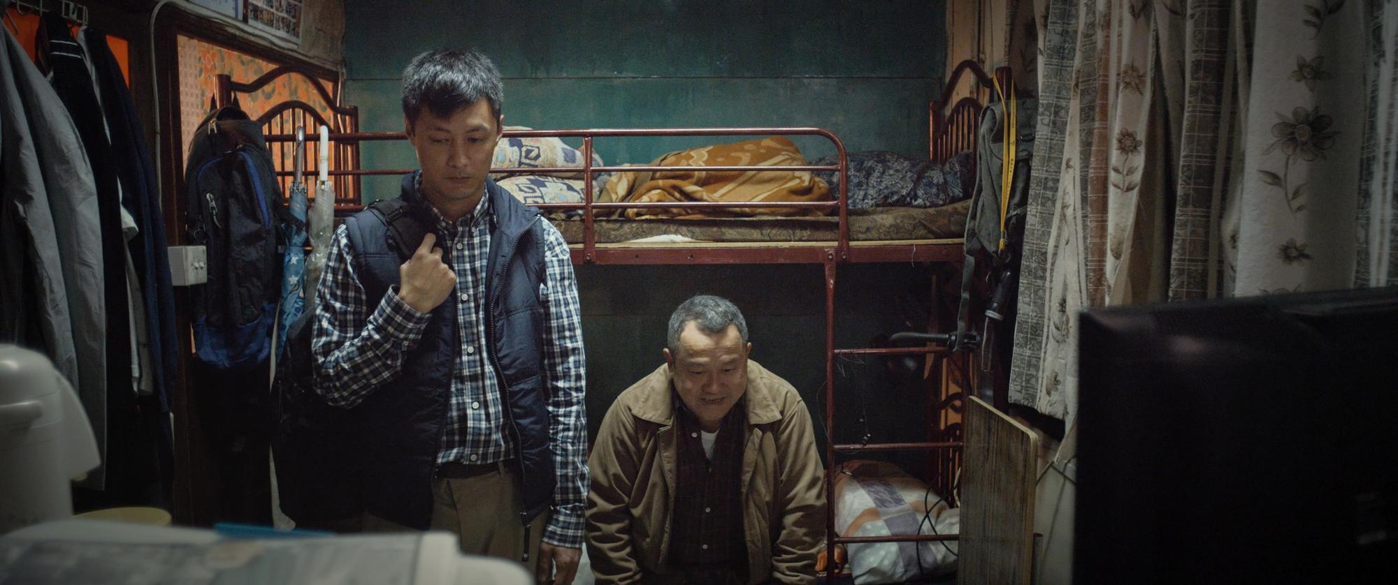 余文樂（左）、曾志偉在《一念無明》飾演疏離多年，卻不得不一起生活的父子，電影結尾的情感大爆發，讓觀眾為之動容。